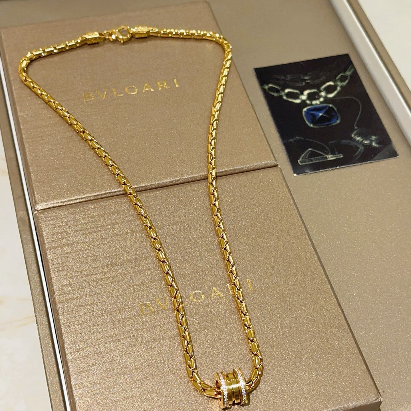 NO:642165,Batch Bulgari necklace V gold material BVLGARI BVLGARI DIVAS' DREAM series The appearance is perfect, the details are invincible, the unique color is completely impeccable, and it is decorated with a classic ring shape design, simple yet elegant and eye-catching, the V gold material does not fade or oxidize, the upper body is elegant and moving. Same style for men and women Bulgari necklace, jewelry boutique, Bottega Veneta, bvlgari, bvlgari, necklace19860909批 宝格丽项链V金材质 BVLGARI宝格丽 DIVAS‘ DREAM 系列 品相完美,细节无敌,那种独特的色泽完全无可挑剔,再缀以经典指环外形设计,简约之余却又优雅夺目,v金材质不退色不氧化 上身雅致动人.男女同款 宝格丽项链,饰品精品,bottega veneta,bvlgari,bvlgari,necklace,Jewelry