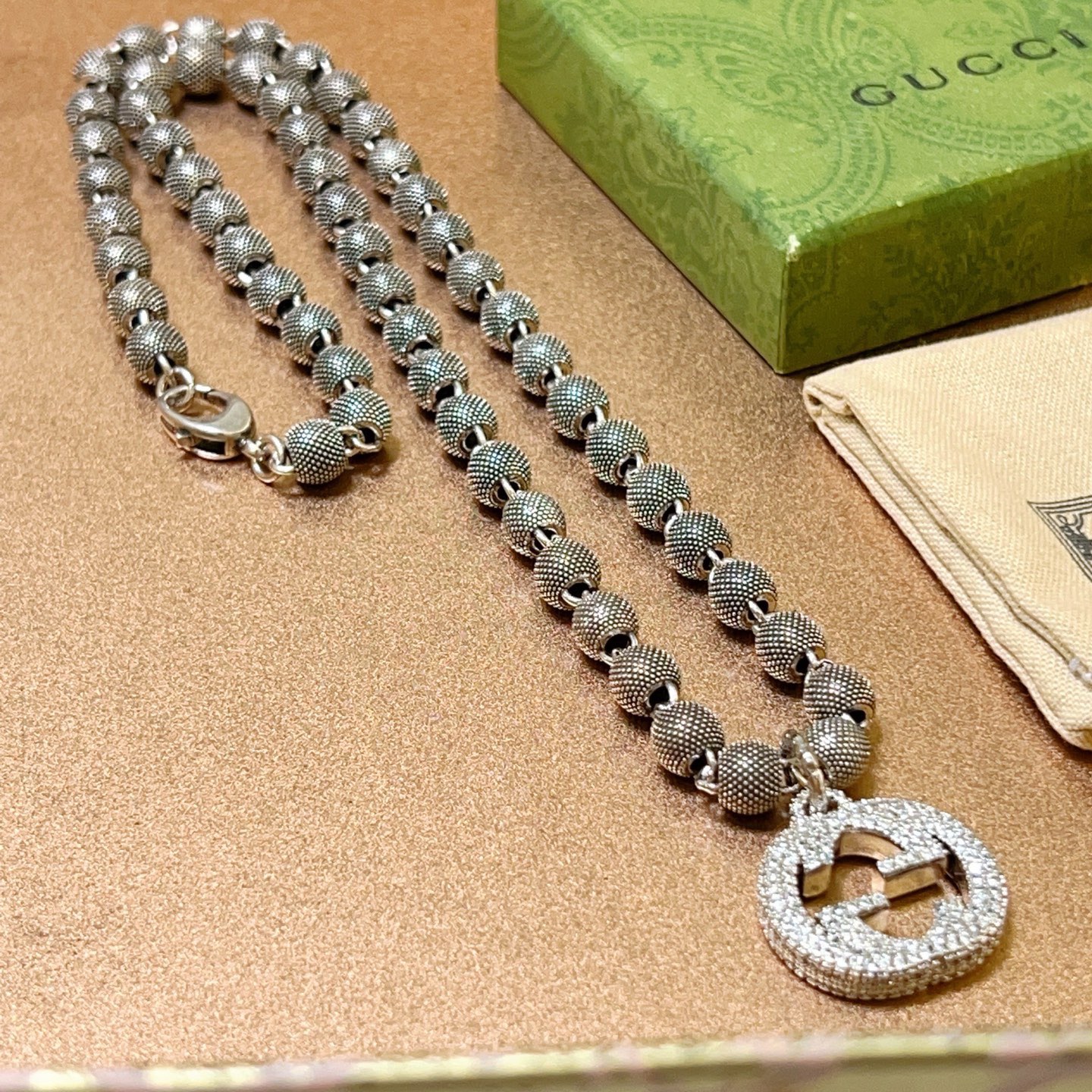 NO:642168,Batch (luxury model) Gucci necklace’s latest chain has a higher grade and is the same style as that of celebrities. It took more than a month to make it. It is meticulously crafted and handmade to create the perfect latest style Anger Forest series double G Gucci necklace. Starry star luxury model. Details are matched with gold processing. Non-market shiny version. This one has been released. It is a best-selling model in Gucci. It is very good to match trendy clothes, fine jewelry, gucci, necklace, gold.19860909批 (奢华款)古驰项链最新款链条档次更高明星同款.花了一个多月做出来精工细致纯手工打造完美的最新款式 Anger Forest系列双G古驰项链 满天星奢华款 细节对版黄金处理 非市面亮面版型 这款一直在出 古驰里面热卖款 非常好搭配潮流衣服,饰品精品,gucci,necklace,gold,Jewelry