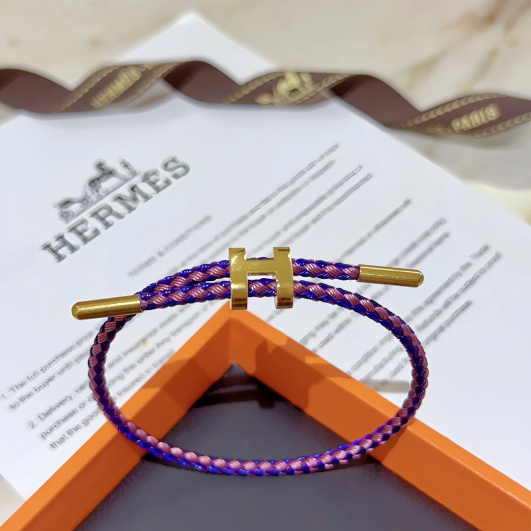 NO:642174,Batch. Hermès bracelets and bracelets are a test of the craftsman's skills. To ensure that the workmanship is adequate, the details must be meticulous [color][color] High-end customization. Goddesses all love Hermès. Popular bracelets. Super exquisite and praised by various goddesses and stars. The same style. High-end material gold-plated, K-gold texture is really good. Fine jewelry, hermes, bracelet, gold plating19860909批. 爱马仕手链 手绳太考验师傅的手艺了 要确保做工够位必须细节做到极致[色][色] 高端定制 女神 都爱爱马仕火爆 手链 超精赞各路女神 明星 同款 高端材质镀金,k金质感上手真的赞,饰品精品,hermes,bracelet,gold plating,Jewelry