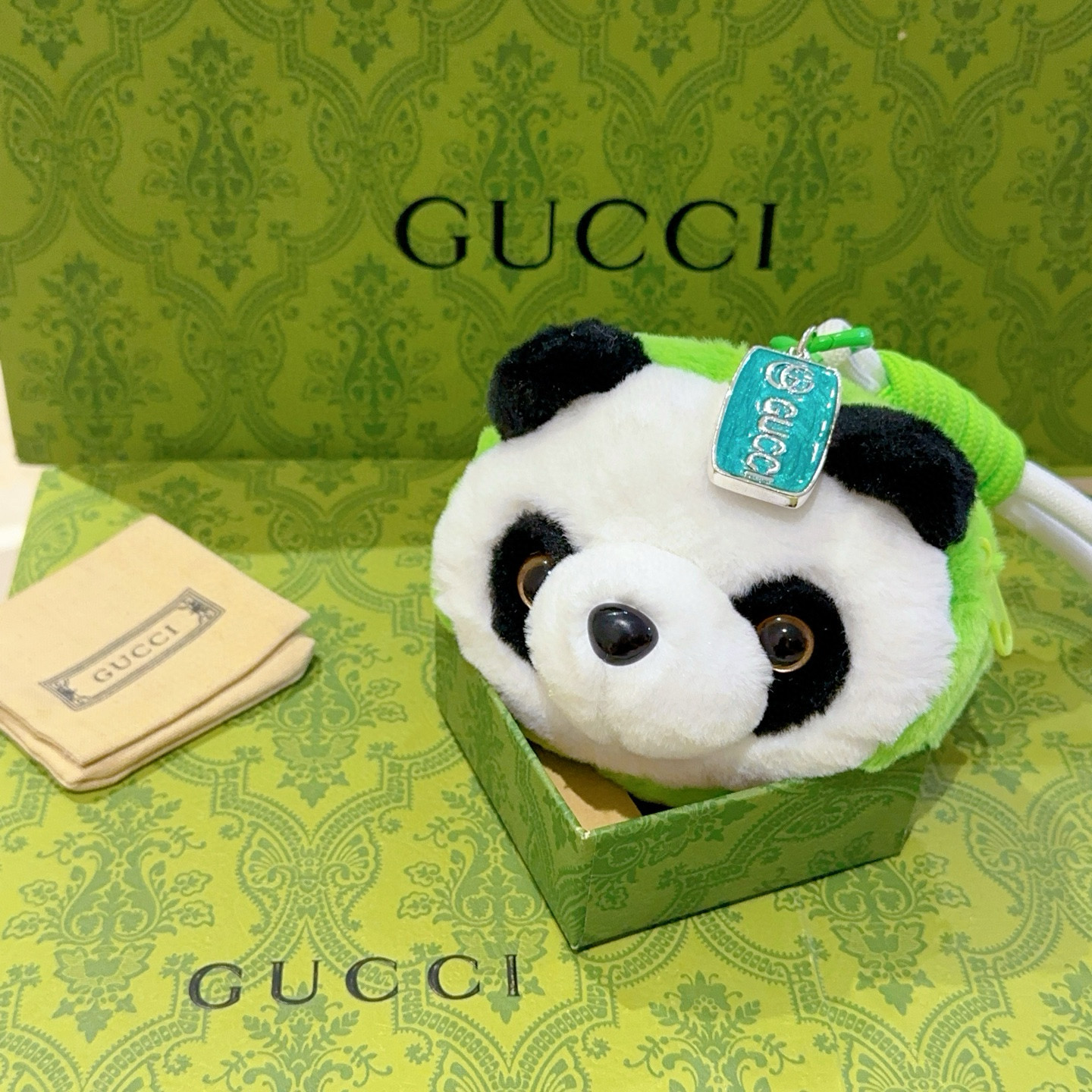 NO:643116,The first batch of 2026 Gucci hot models are coming. New product release. Gucci keychain. Gucci bag buckle. The latest bag charm is of a higher grade. The same style as the Anger Forest series. Double G classic model. Co-branded design concept. Keychain series. The details are distressed. Non-market glossy version. This one has been released. The best-selling model in Gucci. Very good match with trendy backpacks, jewelry boutiques, gucci, backpacks, keychain.19860909批2026款古驰爆款来袭 新品发布 古驰钥匙扣古驰包包扣 最新款包包挂饰档次更高明星同款Anger Forest系列双G经典款联名设计理念钥匙扣系列 细节对版做旧处理 非市面亮面版型 这款一直在出 古驰里面热卖款 非常好搭配潮流背包,饰品精品,gucci,backpacks,keychain,Jewelry