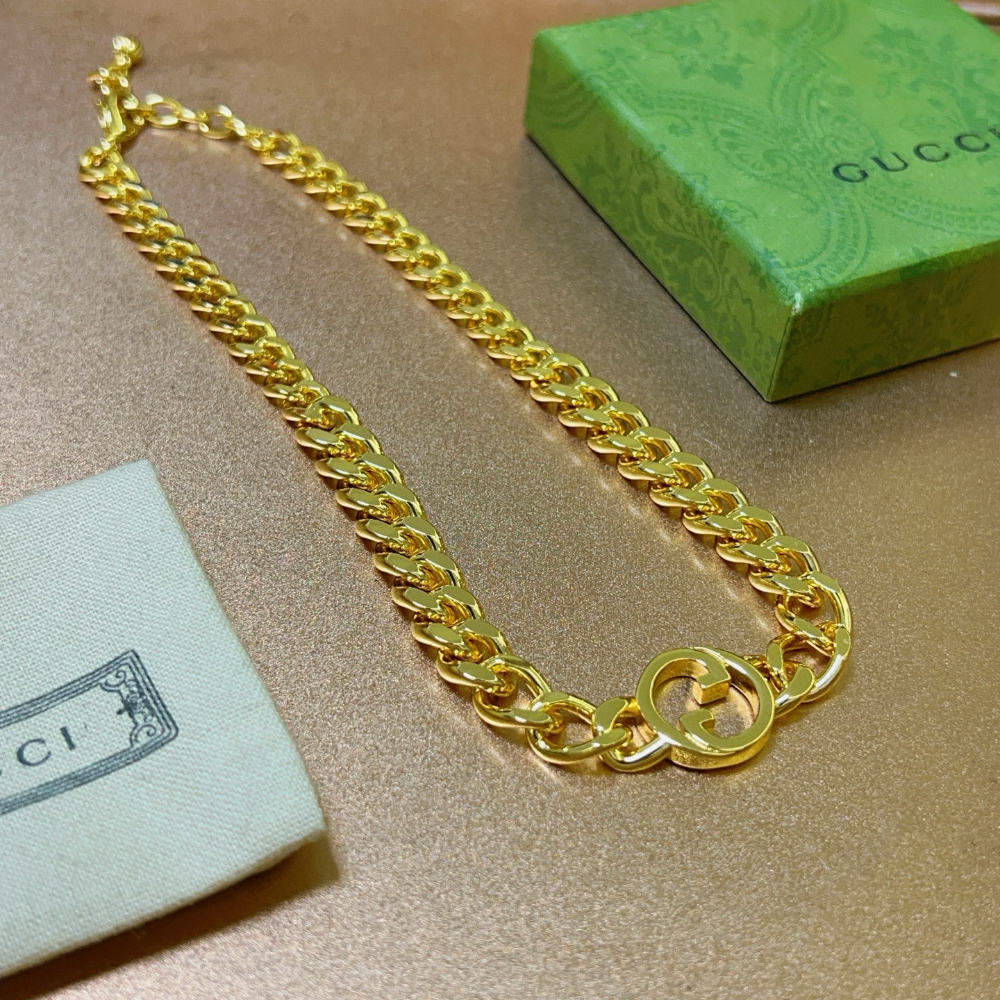 NO:643118,Batch, it’s so handsome. The latest chain of Gucci necklace is of higher quality. It’s the same classic model for celebrities. The Anger Forest series double G Gucci necklace. The details are distressed. The glossy version is not available in the market. This model has been on the market. It is a best-selling model in Gucci. It goes well with trendy clothes, high-quality jewelry, gucci, and necklaces.19860909批 太帅啦 古驰项链最新款链条档次更高明星同款经典款Anger Forest系列双G古驰项链 细节对版做旧处理 非市面亮面版型 这款一直在出 古驰里面热卖款 非常好搭配潮流衣服,饰品精品,gucci,necklace,Jewelry