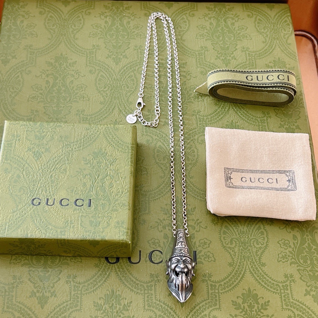 NO:643117,The latest Gucci necklace has a higher grade. The same model as the star Anger Forest series double G classic necklace series retro silver necklace. The length of the chain is 60 cm and the length can be changed. The details are distressed. The shiny version is not available in the market. This one has been on the market. It is a best-selling model in Gucci. It is very good to match with trendy clothes, fine jewelry, gucci, and necklace.19860909批古驰项链最新款链条档次更高明星同款Anger Forest系列双G经典款项链系列复古银项链 链长60厘米可改长度 细节对版做旧处理 非市面亮面版型 这款一直在出 古驰里面热卖款 非常好搭配潮流衣服,饰品精品,gucci,necklace,Jewelry