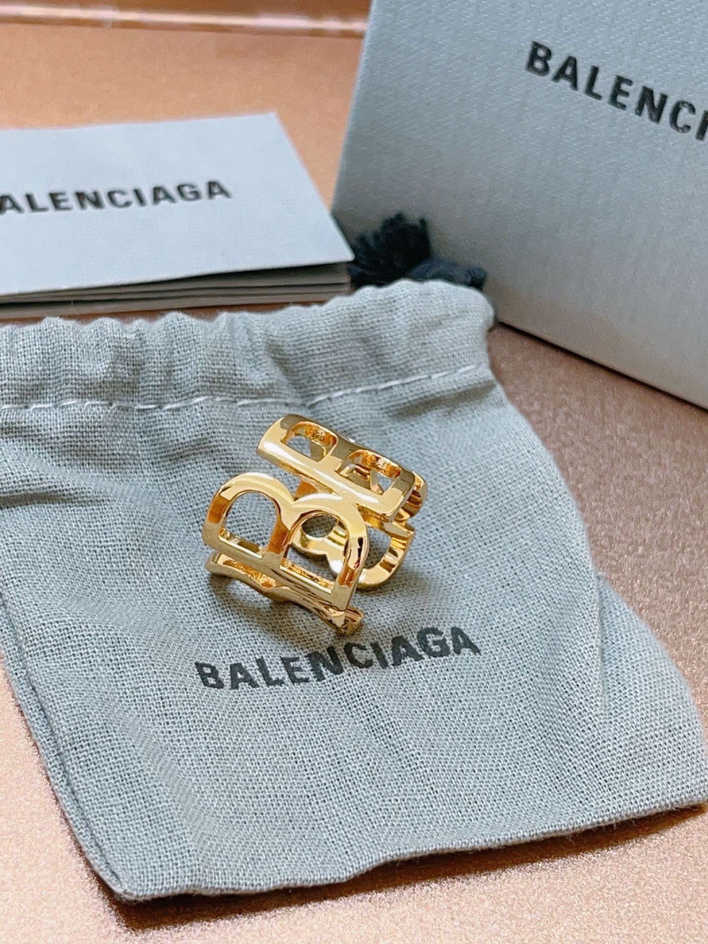 NO:643121,Batch. Original new product Balenciaga ring Balenciaga ring counter consistent Balenciaga ring hot model shipped unique design avant-garde super shiny V gold, jewelry boutique, balenciaga, balenciaga, ring19860909批. 原单货新品 巴黎世家戒指 Balenciaga戒指专柜一致巴黎世家戒指火爆款出货 设计独特 前卫 超级闪亮的V金,饰品精品,balenciaga,balenciaga,ring,Jewelry