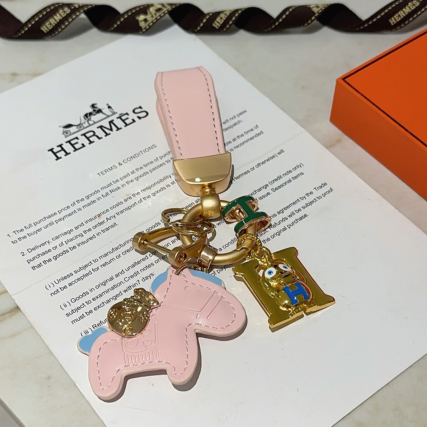 NO:643125,Batch. New Hermes Hermes keychain keychain thickened version Platinum version. High-end Seiko version [color][color] Many Internet celebrities have the same style. Hermes pendant keychain is a test of the master's craftsmanship. It is not easy to ensure that every detail is in place [color][color] High-end customization. Same style for men and women. Hermès is popular. 1:1 super refined like stars. The same K gold texture, crafted with high-end precision craftsmanship.  The car keychain is really awesome, fine jewelry, hermes, hermes, keychain19860909批.新款Hermes爱马仕钥匙扣钥匙扣加厚版 铂金版.高级精工版[色][色]众多网红同款 爱马仕挂饰钥匙扣太考验师傅的手艺了 要确保每个细节都到位不简单[色][色] 高端定制 男女同款 爱马仕火爆 1:1超精赞明星 同款 k金质感,精工高端工艺打造出炉. 车钥匙扣上真的赞爆,饰品精品,hermes,hermes,keychain,Jewelry