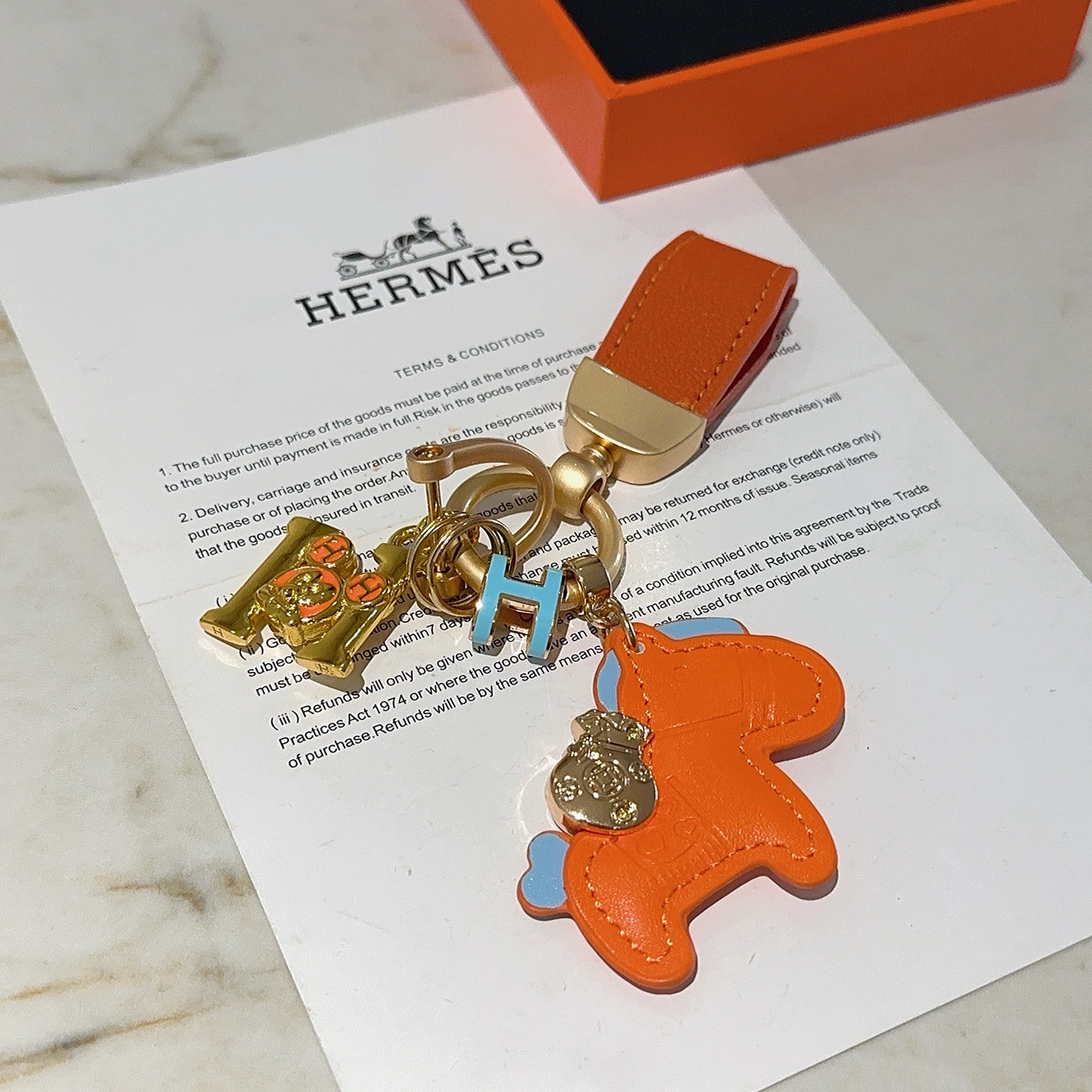 NO:643128,Batch. New Hermes Hermes keychain keychain thickened version Platinum version. High-end Seiko version [color][color] Many Internet celebrities have the same style. Hermes pendant keychain is a test of the master's craftsmanship. It is not easy to ensure that every detail is in place [color][color] High-end customization. Same style for men and women. Hermès is popular. 1:1 super refined like stars. The same K gold texture, crafted with high-end precision craftsmanship.  The car keychain is really awesome, fine jewelry, hermes, hermes, keychain19860909批.新款Hermes爱马仕钥匙扣钥匙扣加厚版 铂金版.高级精工版[色][色]众多网红同款 爱马仕挂饰钥匙扣太考验师傅的手艺了 要确保每个细节都到位不简单[色][色] 高端定制 男女同款 爱马仕火爆 1:1超精赞明星 同款 k金质感,精工高端工艺打造出炉. 车钥匙扣上真的赞爆,饰品精品,hermes,hermes,keychain,Jewelry