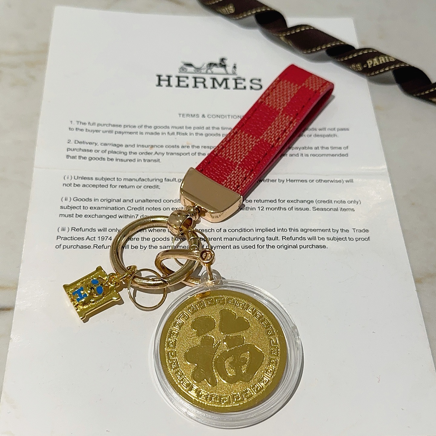 Pendentif porte-clés Hermes Lucky Horse Fu Charm Bracelet en toile enduite à carreaux rouges Quincaillerie en métal doré Médaillon doré en émail bleu Breloque H boîtier de médaillon de protection transparent 10 cm de longueur totale