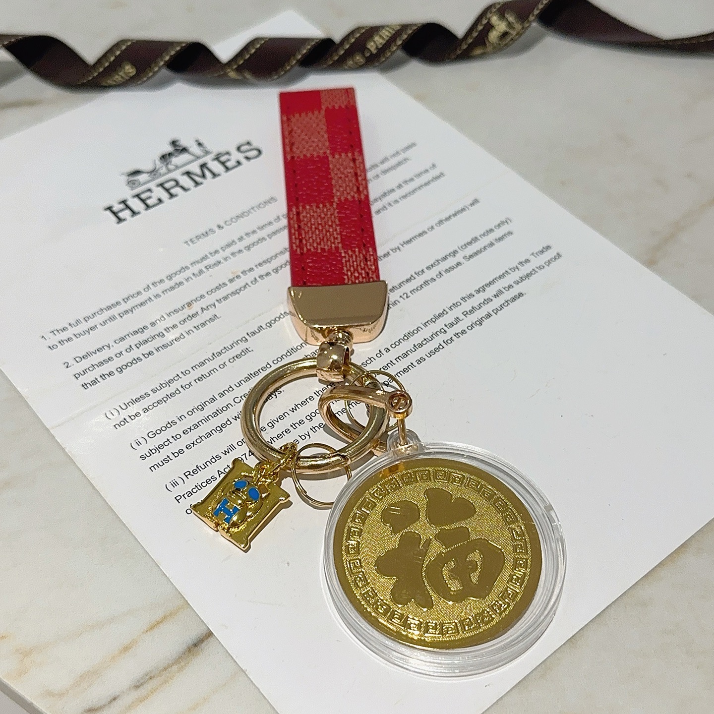 Pendentif porte-clés Hermes Lucky Horse Fu Charm Bracelet en toile enduite à carreaux rouges Quincaillerie en métal doré Médaillon doré en émail bleu Breloque H boîtier de médaillon de protection transparent 10 cm de longueur totale