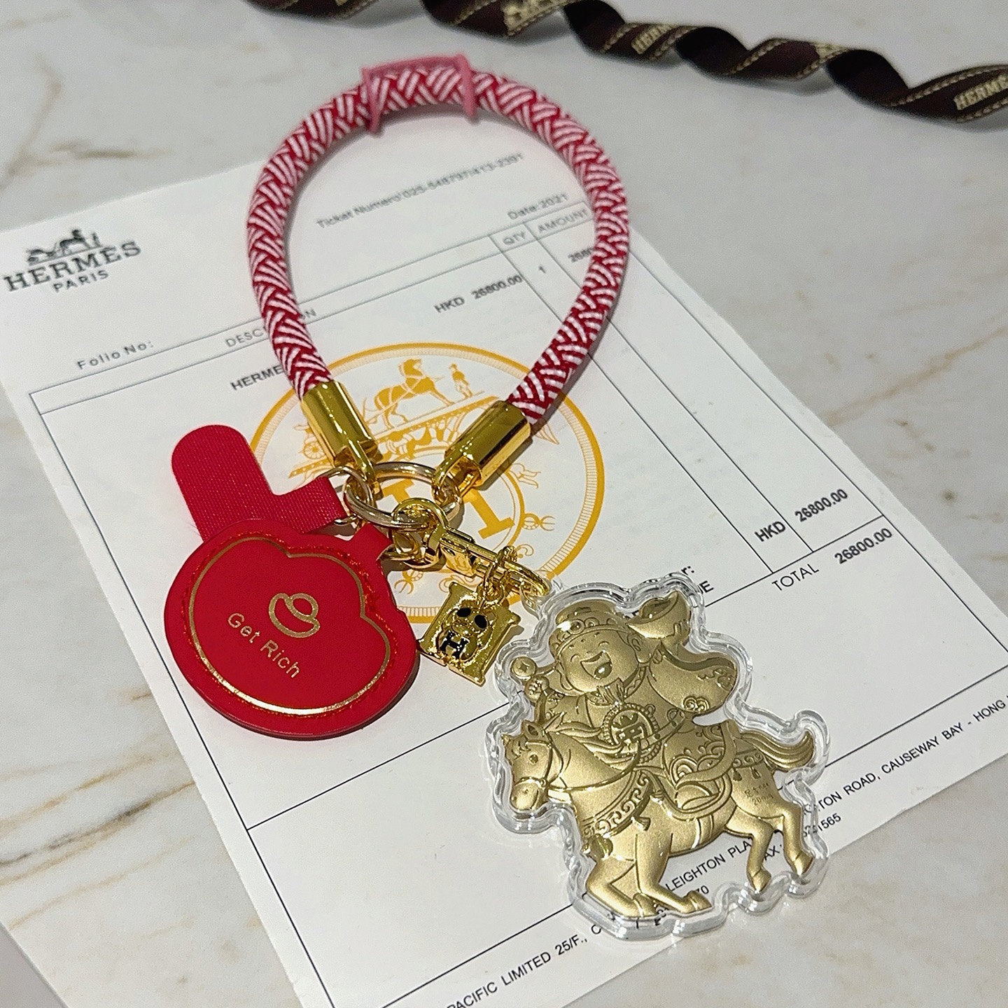 Hermes Get Rich God of Wealth on Horse Key Charm pingente Cordão trançado vermelho e branco metal dourado couro vermelho invólucro acrílico transparente folha de ouro detalhando 18 cm de comprimento da alça de pulso