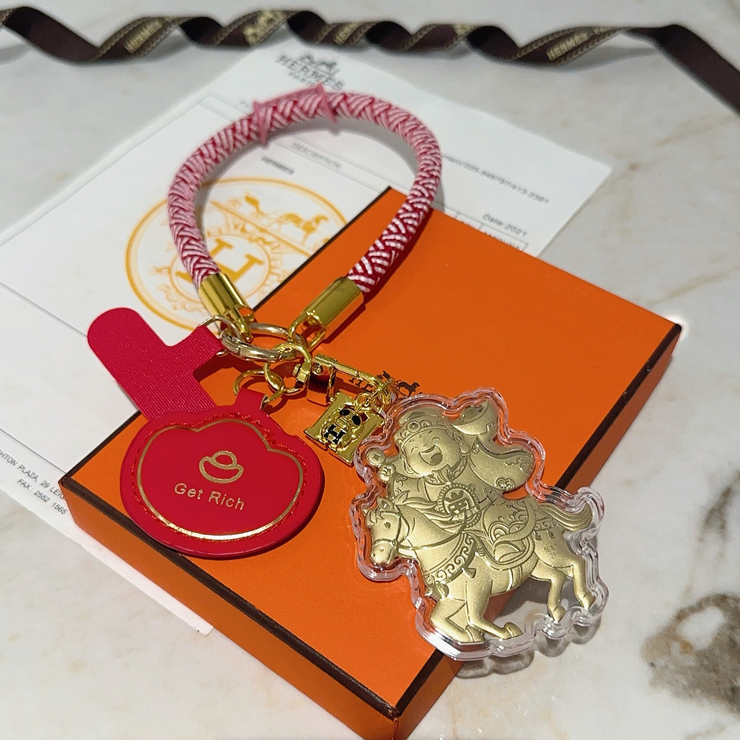 Hermes Get Rich God of Wealth on Horse Key Charm pingente Cordão trançado vermelho e branco metal dourado couro vermelho invólucro acrílico transparente folha de ouro detalhando 18 cm de comprimento da alça de pulso