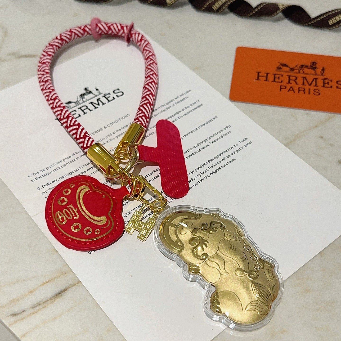 Hermes Lucky Pixiu Charm Llavero colgante Metal dorado cordón trenzado rojo y blanco cuero rojo acrílico transparente 18cm