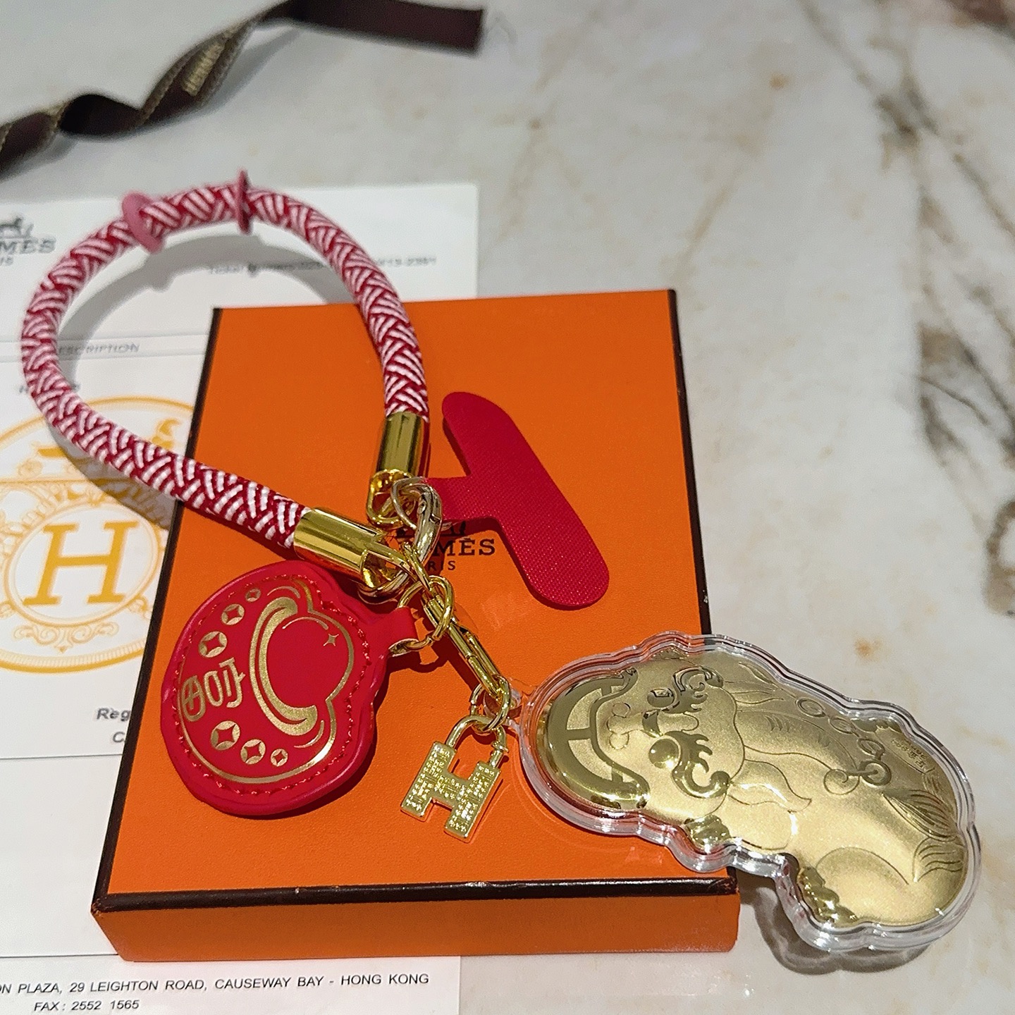 Hermes Lucky Pixiu Charm Llavero colgante Metal dorado cordón trenzado rojo y blanco cuero rojo acrílico transparente 18cm