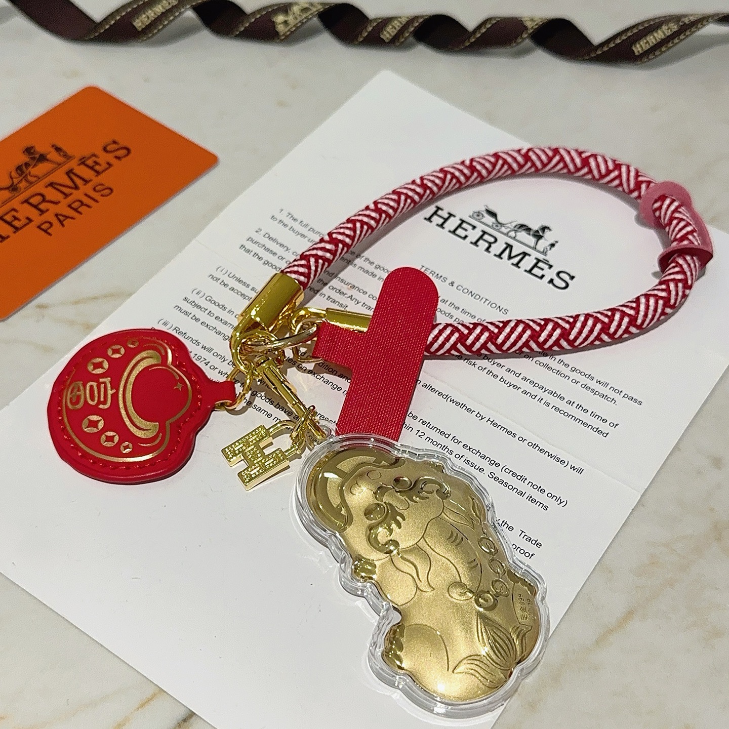 Hermes Lucky Pixiu Charm Llavero colgante Metal dorado cordón trenzado rojo y blanco cuero rojo acrílico transparente 18cm