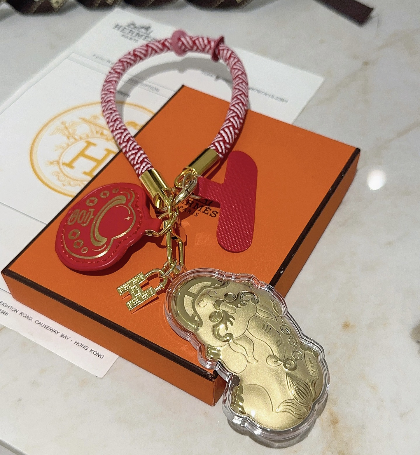 Hermes Lucky Pixiu Charm Llavero colgante Metal dorado cordón trenzado rojo y blanco cuero rojo acrílico transparente 18cm
