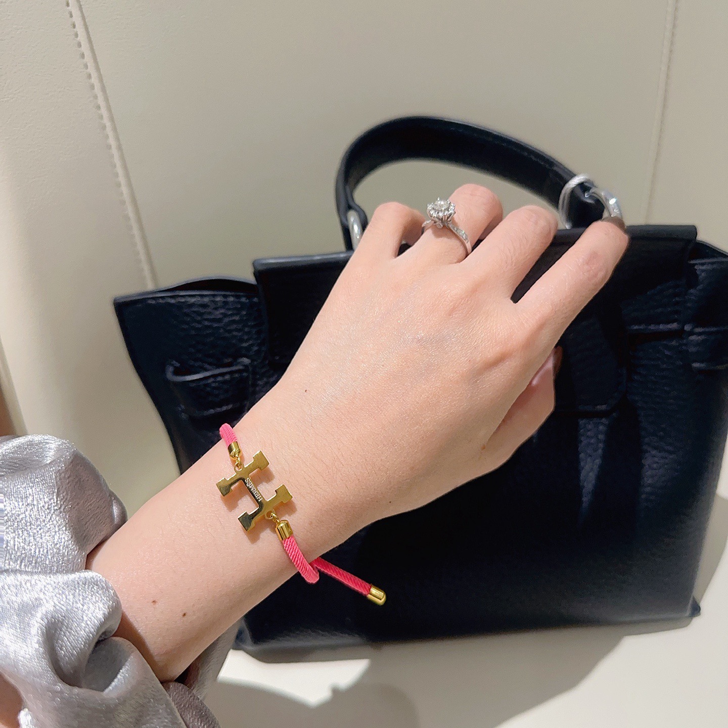 Bracciale Hermes New H in metallo color oro con cordino scorrevole regolabile in metallo color oro, adatto per polsi fino a 19 cm