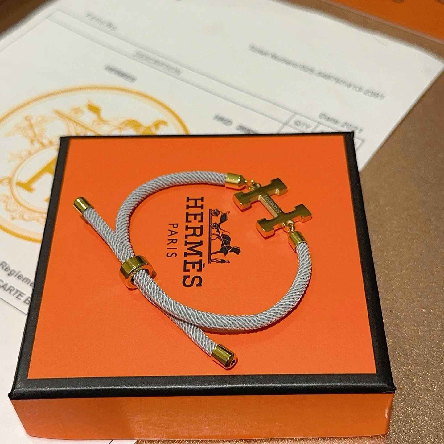 NO:643126,Batch New Products for Sale The latest model of Hermès hand-woven bracelets, made of hand-woven materials, with a higher grade. The same style as the star H series series, classic series bracelets. Details are matched with K gold processing. Non-market shiny version. This one has been out. The best-selling model in Hermès. Very good to match trendy clothes, jewelry boutiques, Hermes, Bracelet19860909批 新品发售 爱马仕手绳手环最新款纯手工编织材质档次更高明星同款H系列系列经典款系列手链手绳 细节对版k金处理 非市面亮面版型 这款一直在出 爱马仕里面热卖款 非常好搭配潮流衣服,饰品精品,hermes,bracelet,Jewelry