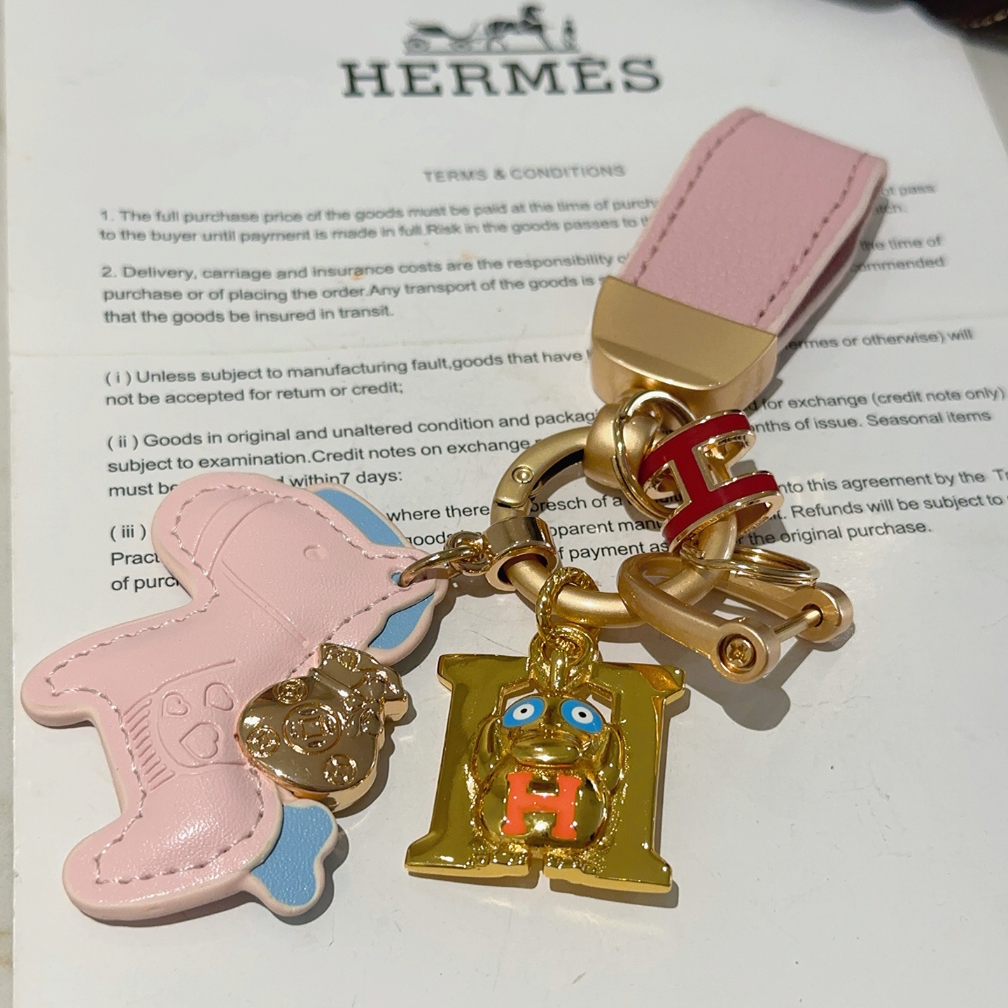 Hermes H Logo Cartoon Horse Charm Chaveiro pingente de metal dourado com couro rosa azul claro vermelho laranja esmalte detalhes 10 cm de comprimento total