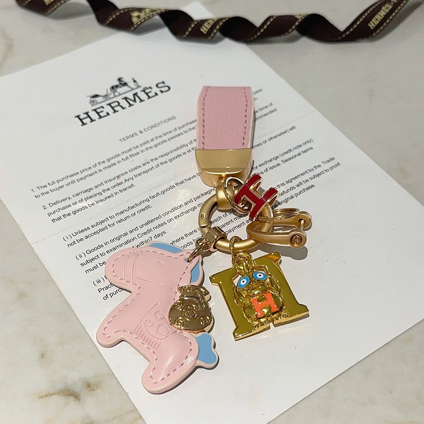 Hermes H Logo Cartoon Horse Charm Chaveiro pingente de metal dourado com couro rosa azul claro vermelho laranja esmalte detalhes 10 cm de comprimento total