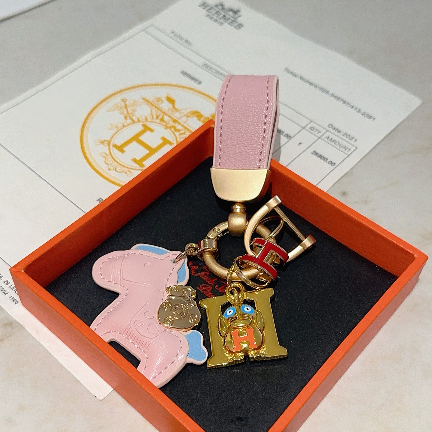 Hermes H Logo Cartoon Horse Charm Chaveiro pingente de metal dourado com couro rosa azul claro vermelho laranja esmalte detalhes 10 cm de comprimento total