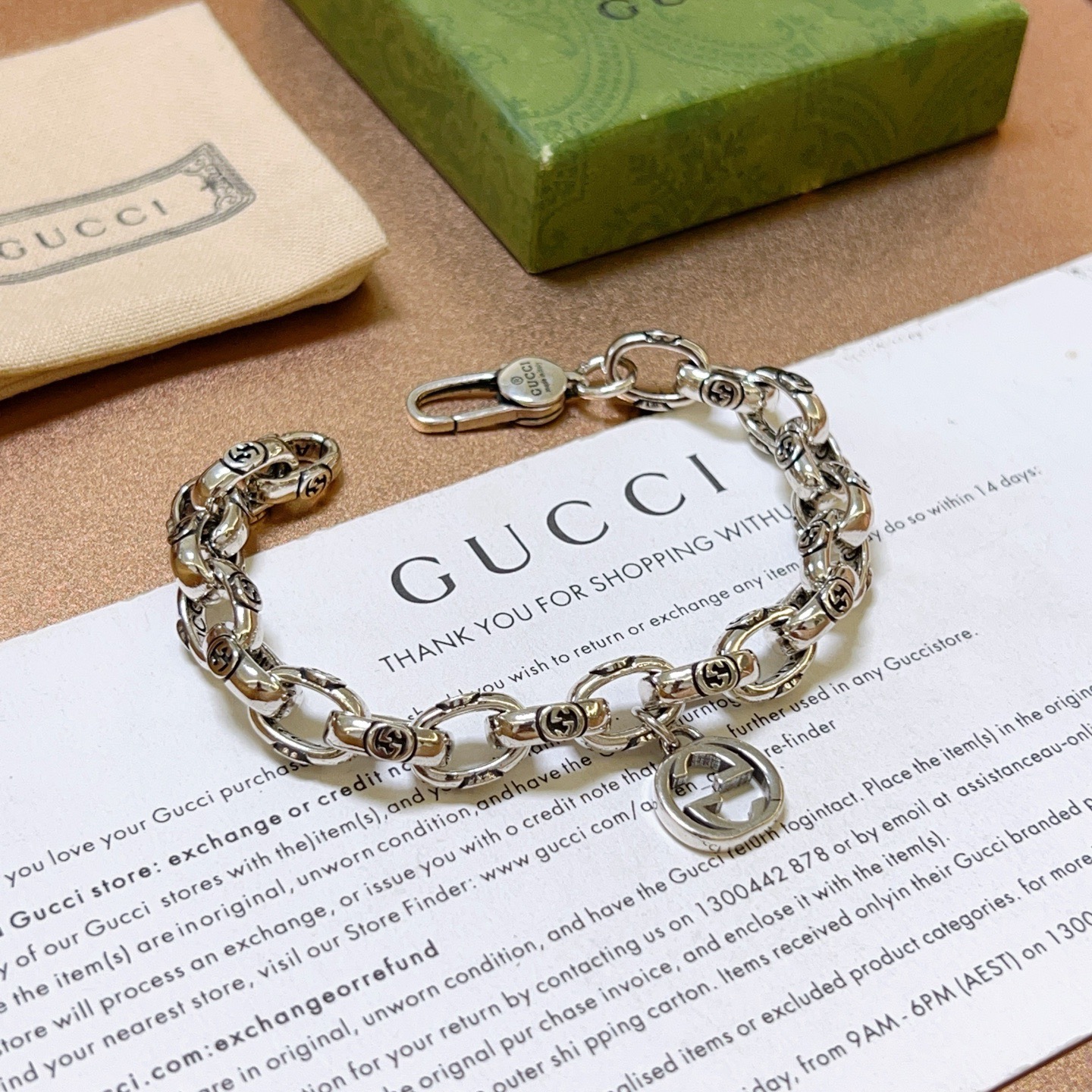 NO:643136,Batch. 2026 latest luxury version bracelet, pay attention to the details, the sparkling sand effect on the chain body, exclusive high-quality Gucci bracelet, the latest classic style, exquisite, no matter the style or texture, it is absolutely top-notch. Just take a look and you will understand. Super nice, the best choice to match clothes, a must-have artifact for men and women, size 17 to 24 cm, fine jewelry, gucci, gucci, bracelet19860909批. 2026款最新出炉土豪版手链 认准细节链身闪沙效果 独家高品质 Gucci古驰手链最新款的经典款 精致无论款式 质感 都是绝对的顶尖feel 只要看一眼就懂了超 nice 搭配衣服最佳的选择,男女同款必备神器 码数17到24公分,饰品精品,gucci,gucci,bracelet,Jewelry