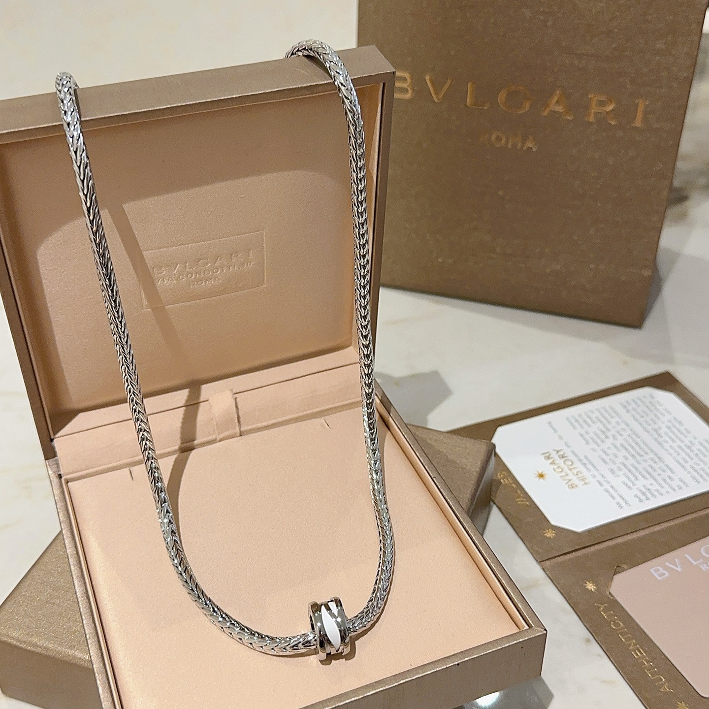 NO:643127,Batch. Bulgari necklace V gold material BVLGARI BVLGARI DIVAS’ DREAM series The appearance is perfect, the details are invincible, the unique color is completely impeccable, and it is decorated with a classic ring shape design, which is simple yet elegant and eye-catching. The combination of V gold is more elegant, and the upper body is elegant and attractive. Same style for men and women. Bulgari necklaces, jewelry boutiques, bottega veneta, bvlgari, bvlgari, necklace19860909批.宝格丽项链V金材质 BVLGARI宝格丽 DIVAS‘ DREAM 系列 品相完美,细节无敌,那种独特的色泽完全无可挑剔,再缀以经典指环外形设计,简约之余却又优雅夺目,V金的组合更显气色,上身雅致动人.男女同款 宝格丽项链,饰品精品,bottega veneta,bvlgari,bvlgari,necklace,Jewelry