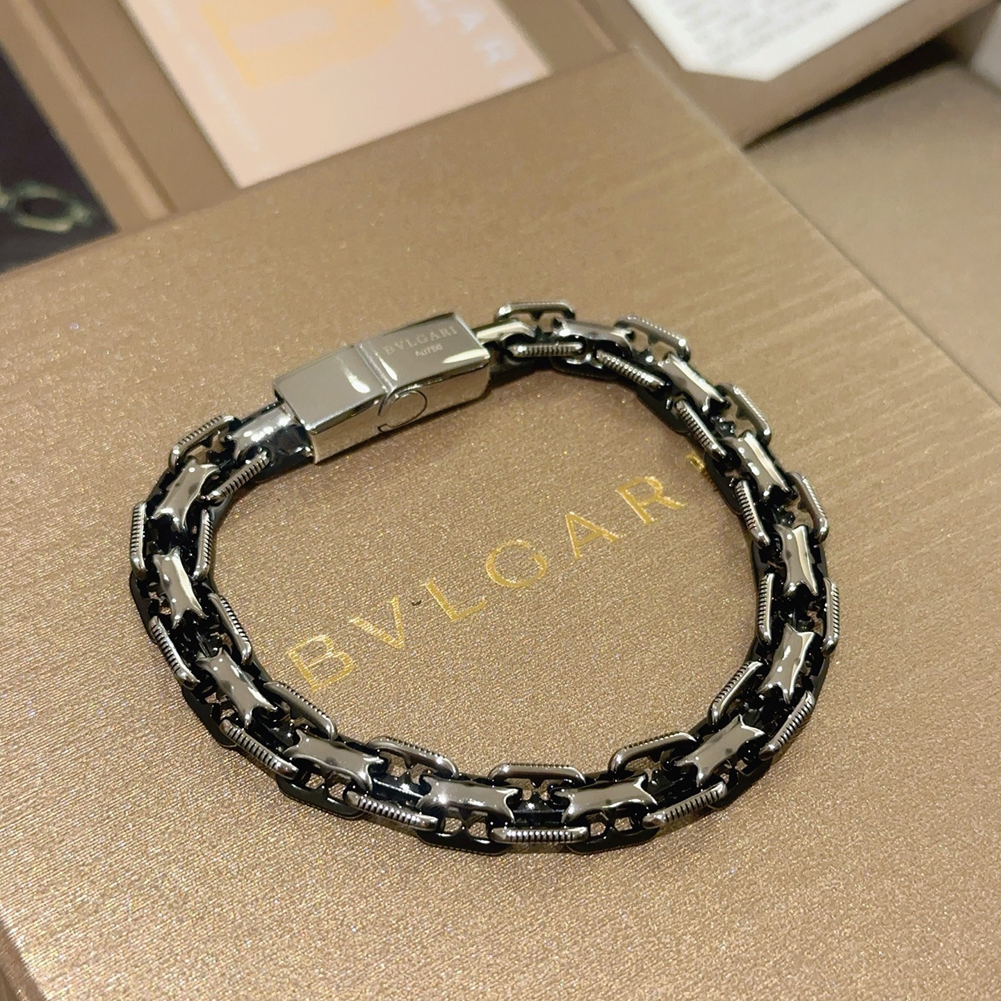 NO:664258,Batch. BVLGARI Bracelet V gold material BVLGARI BVLGARI DIVAS’ DREAM series The appearance is perfect, the details are invincible, the unique color is completely impeccable, and it is decorated with a classic ring shape design, which is simple yet elegant and eye-catching. The V gold pure handmade combination is more elegant and elegant., jewelry boutique, bottega veneta, bvlgari, bvlgari, bracelet19860909批.宝格丽手链V金材质 BVLGARI宝格丽 DIVAS‘ DREAM 系列 品相完美,细节无敌,那种独特的色泽完全无可挑剔,再缀以经典指环外形设计,简约之余却又优雅夺目,V金纯手工的组合更显气色,上手雅致动人.,饰品精品,bottega veneta,bvlgari,bvlgari,bracelet,Jewelry