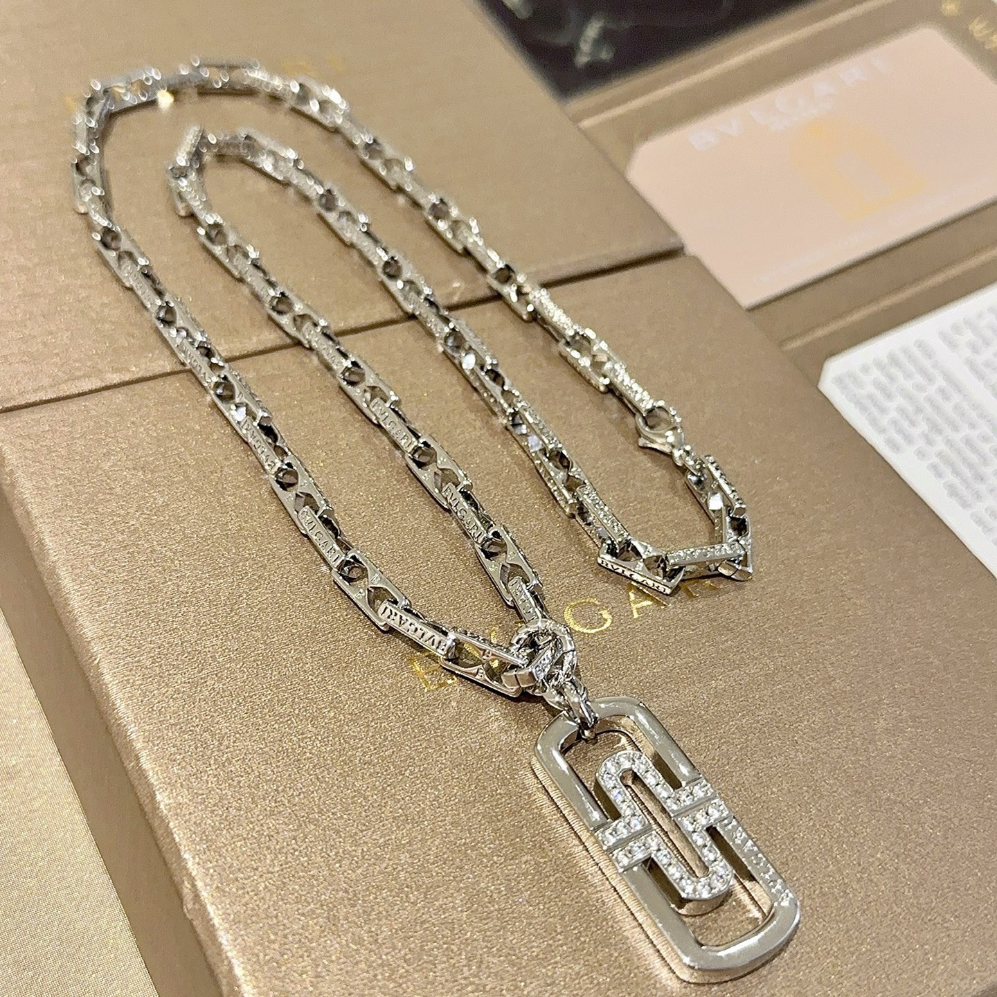 NO:664276,Batch. Bvlgari necklace V gold material. BVLGARI DIVAS’ DREAM series. Perfect appearance, unparalleled details. The unique color is completely impeccable. It is also decorated with a classic ring shape design. It is simple yet elegant and eye-catching. The combination of 18K gold adds color and makes the upper body elegant and attractive. Same style for men and women. Bvlgari necklace, paper clips, recommended products, exquisite jewelry, bottega  veneta,bvlgari,bvlgari,necklace19860909批.宝格丽项链V金材质 .BVLGARI宝格丽 DIVAS‘ DREAM 系列 品相完美,细节无敌,那种独特的色泽完全无可挑剔,再缀以经典指环外形设计,简约之余却又优雅夺目,18K金的组合更显气色,上身雅致动人.男女同款 宝格丽项链 回形针爆品推荐,饰品精品,bottega veneta,bvlgari,bvlgari,necklace,Jewelry