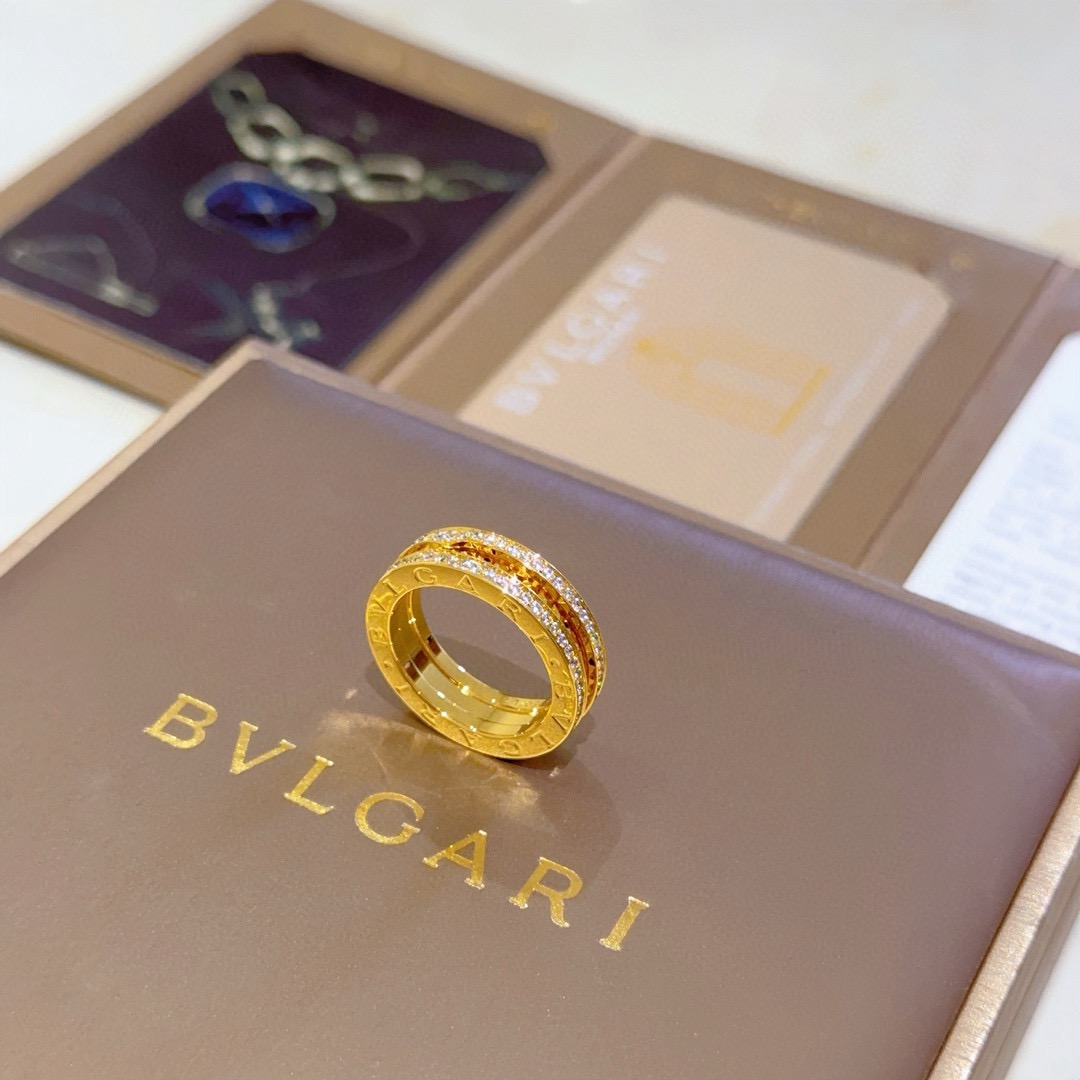 NO:664277,Batch. Bvlgari necklace V gold material. BVLGARI DIVAS’ DREAM series. Perfect appearance, unparalleled details. The unique color is completely impeccable. It is also decorated with a classic ring shape design. It is simple yet elegant and eye-catching. The combination of rose gold and diamonds is more elegant. The upper body is elegant and attractive. Same style for men and women. Bvlgari ring code number: 6789 10 11, jewelry boutique, bottega  veneta,bvlgari,bvlgari,necklace,ring19860909批.宝格丽项链V金材质 .BVLGARI宝格丽 DIVAS‘ DREAM 系列 品相完美,细节无敌,那种独特的色泽完全无可挑剔,再缀以经典指环外形设计,简约之余却又优雅夺目,玫瑰金镶嵌钻石的组合更显气色,上身雅致动人.男女同款 宝格丽戒指 码数:6789 10 11,饰品精品,bottega veneta,bvlgari,bvlgari,necklace,ring,Jewelry