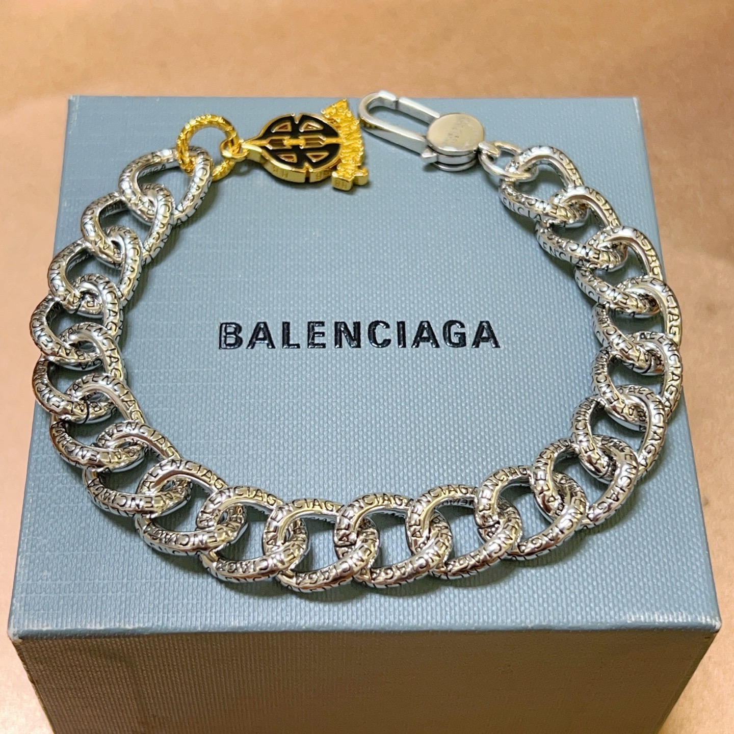 NO:664259,Batch. Original new product Balenciaga Balenciaga Bracelet Counter Same Balenciaga Bracelet Men's hot model shipped Unique design avant-garde A must-have for men and women!  Size 18.20.22.24cm, fine jewelry, balenciaga, balenciaga, bracelet19860909批. 原单货新品 巴黎世家 Balenciaga手链专柜一致巴黎世家手链 男士火爆款出货 设计独特 前卫 男女必备！码数18.20.22.24cm,饰品精品,balenciaga,balenciaga,bracelet,Jewelry