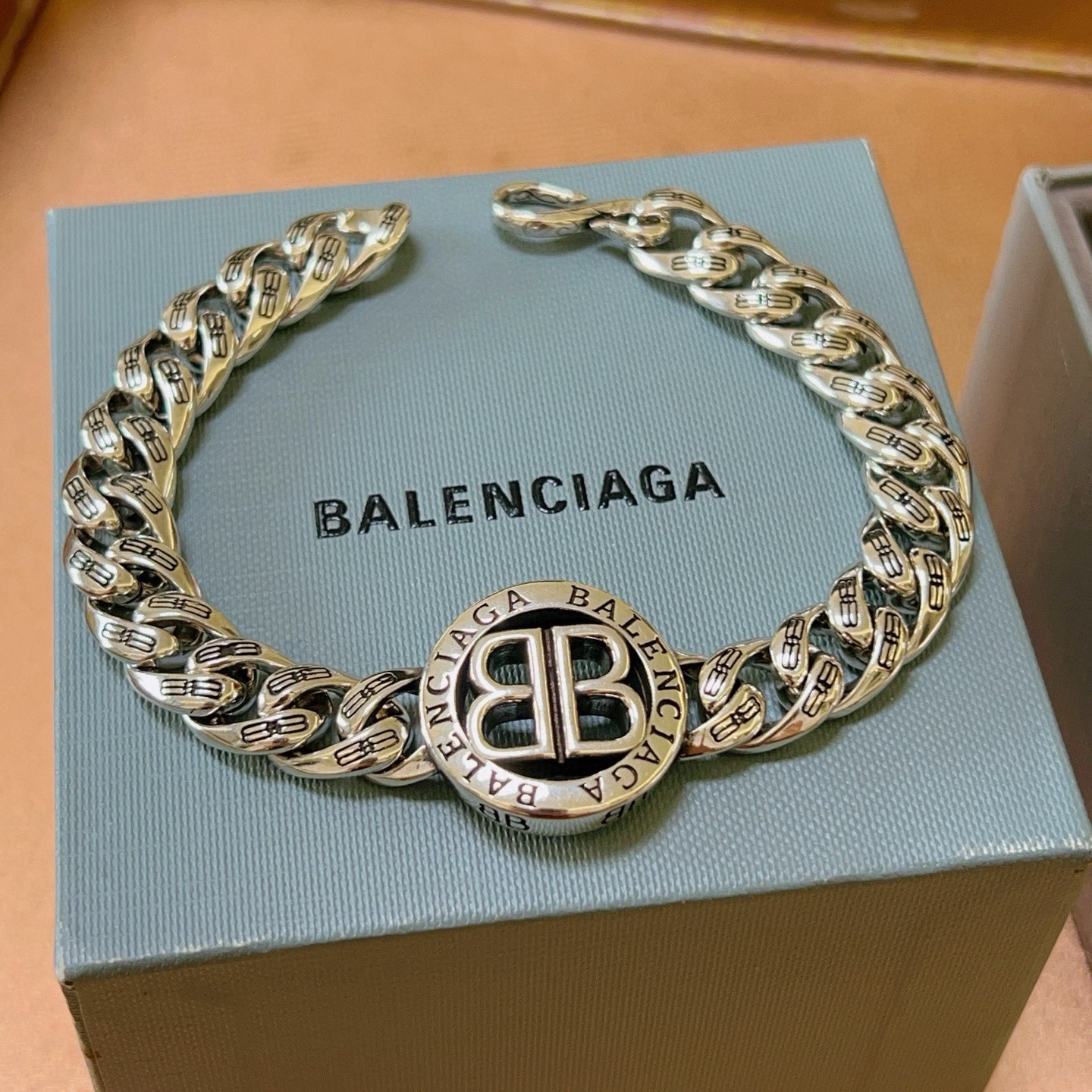 NO:664271,Batch. Original new product Balenciaga Bracelet Balenciaga Bracelet Counter Same Balenciaga Bracelet Men's hot model shipped Unique design avant-garde A must-have for men!  18 20 22 24cm, fine jewelry, balenciaga, balenciaga, bracelet19860909批. 原单货新品 巴黎世家手链Balenciaga手链专柜一致巴黎世家手链 男士火爆款出货 设计独特 前卫 男士必备！18 20 22 24cm,饰品精品,balenciaga,balenciaga,bracelet,Jewelry