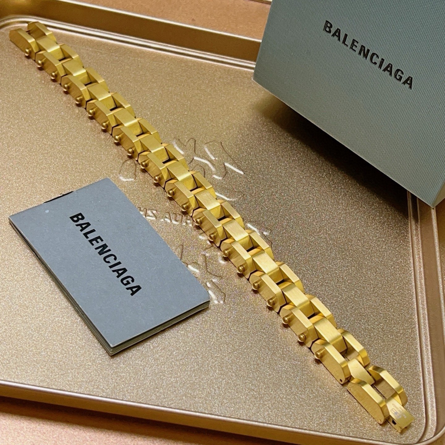 NO:664278,Batch. Original new product Balenciaga Balenciaga Bracelet Counter Same Balenciaga Bracelet Popular models for men and women shipped Unique design avant-garde A must-have for men and women!  A high-quality item with a color retention of up to 2 years. The texture of the gold is super great, fine jewelry, balenciaga, balenciaga, bracelet19860909批. 原单货新品 巴黎世家 Balenciaga手链专柜一致巴黎世家手链 男女火爆款出货 设计独特 前卫 男女必备！保色能达2年的高品质单品 咪金质感超级棒,饰品精品,balenciaga,balenciaga,bracelet,Jewelry