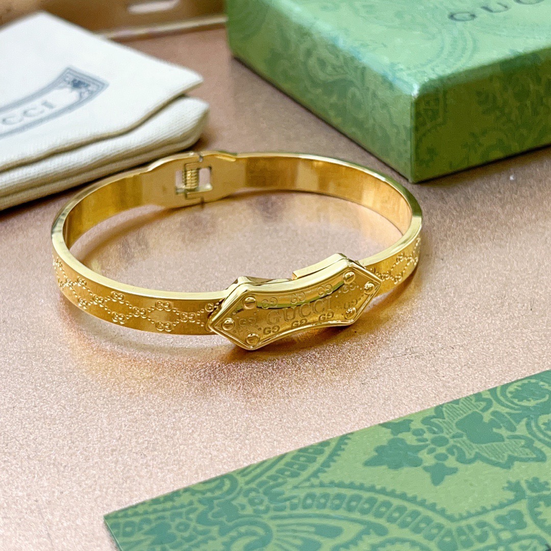 批95。认准独家系列加厚加宽𝐆𝐮𝐜𝐜𝐢古驰手镯手环独特魅力十足最新款手镯 档次更高明星同款Anger Forest系列双G经典款系列高品质新品古驰手环
细节对版做旧处理 非市面亮面版型 
这款一直在出 古驰里面热卖款 非常好搭配潮流衣服👔🥿