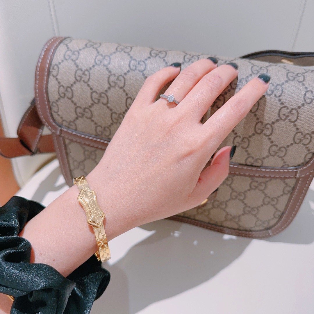 批95。认准独家系列加厚加宽𝐆𝐮𝐜𝐜𝐢古驰手镯手环独特魅力十足最新款手镯 档次更高明星同款Anger Forest系列双G经典款系列高品质新品古驰手环
细节对版做旧处理 非市面亮面版型 
这款一直在出 古驰里面热卖款 非常好搭配潮流衣服👔🥿