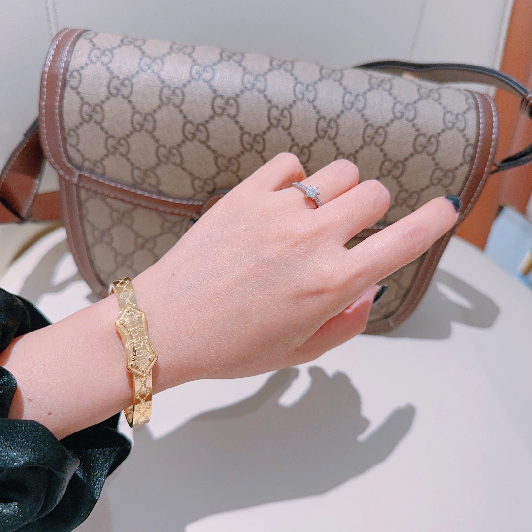 批95。认准独家系列加厚加宽𝐆𝐮𝐜𝐜𝐢古驰手镯手环独特魅力十足最新款手镯 档次更高明星同款Anger Forest系列双G经典款系列高品质新品古驰手环
细节对版做旧处理 非市面亮面版型 
这款一直在出 古驰里面热卖款 非常好搭配潮流衣服👔🥿