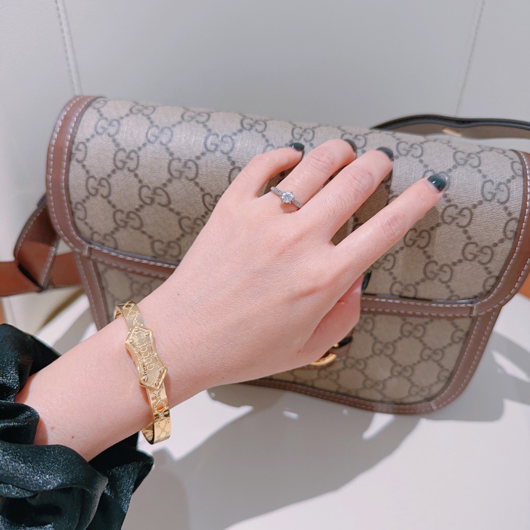 批95。认准独家系列加厚加宽𝐆𝐮𝐜𝐜𝐢古驰手镯手环独特魅力十足最新款手镯 档次更高明星同款Anger Forest系列双G经典款系列高品质新品古驰手环
细节对版做旧处理 非市面亮面版型 
这款一直在出 古驰里面热卖款 非常好搭配潮流衣服👔🥿