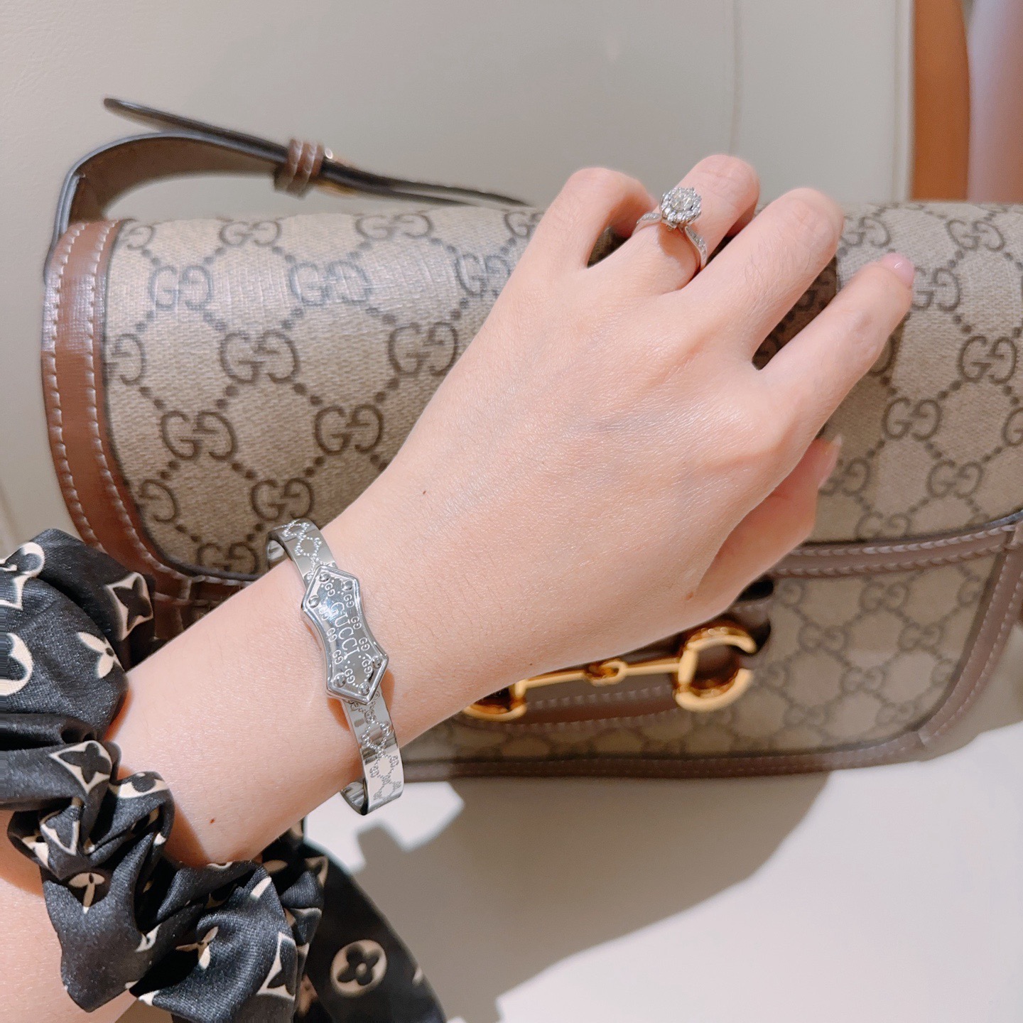 批95。认准独家系列加厚加宽𝐆𝐮𝐜𝐜𝐢古驰手镯手环独特魅力十足最新款手镯 档次更高明星同款Anger Forest系列双G经典款系列高品质新品古驰手环
细节对版做旧处理 非市面亮面版型 
这款一直在出 古驰里面热卖款 非常好搭配潮流衣服👔🥿