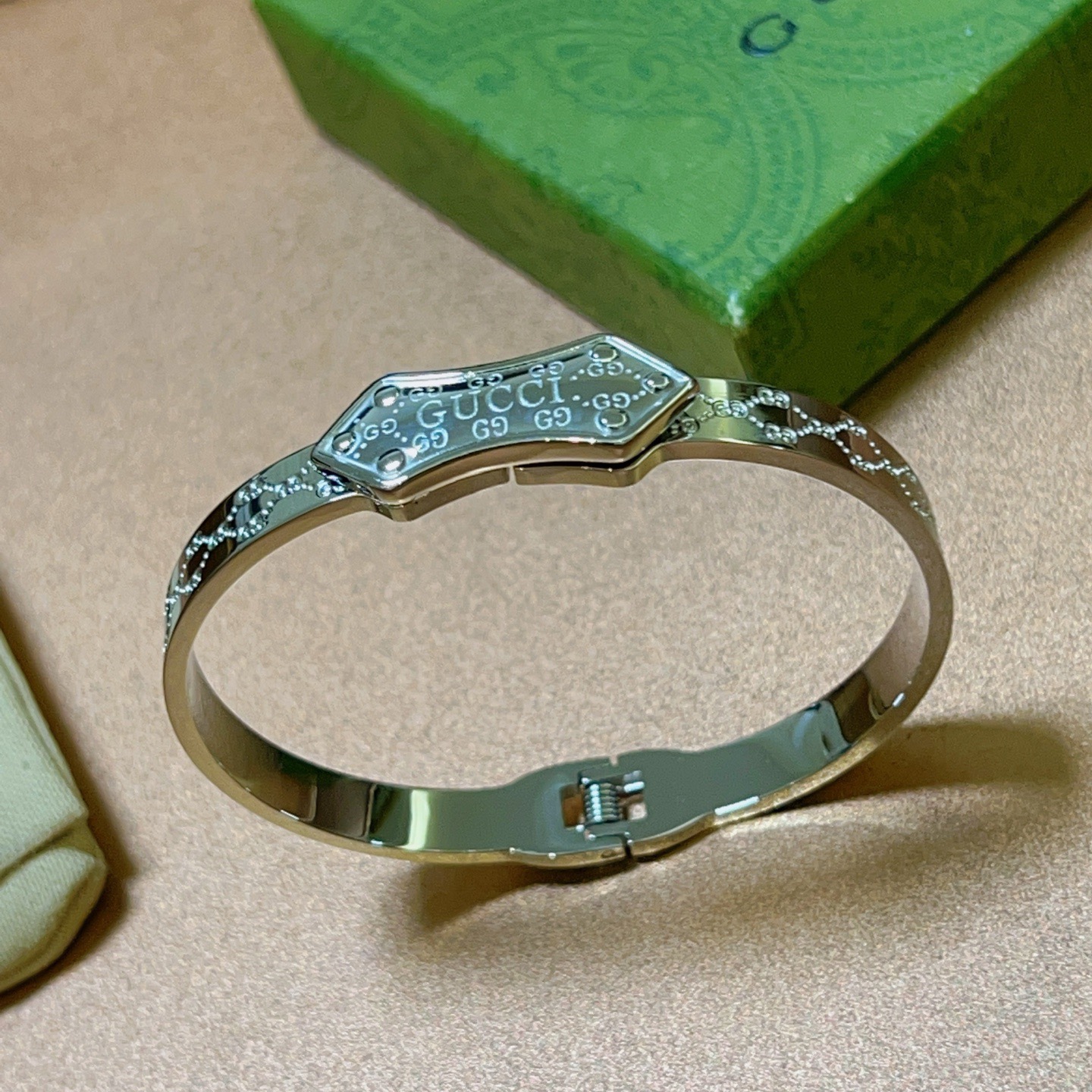 批95。认准独家系列加厚加宽𝐆𝐮𝐜𝐜𝐢古驰手镯手环独特魅力十足最新款手镯 档次更高明星同款Anger Forest系列双G经典款系列高品质新品古驰手环
细节对版做旧处理 非市面亮面版型 
这款一直在出 古驰里面热卖款 非常好搭配潮流衣服👔🥿