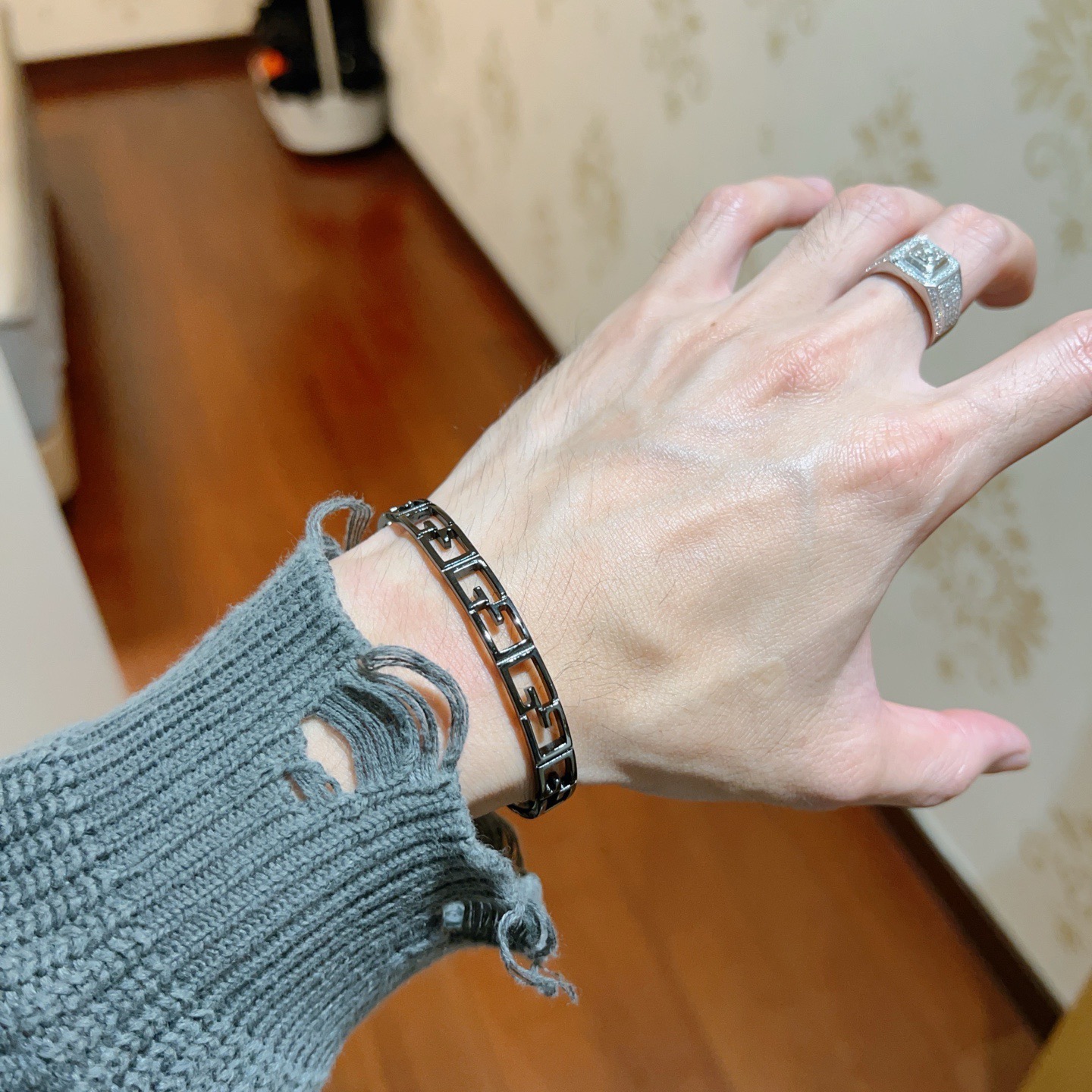 批90。𝐆𝐮𝐜𝐜𝐢古驰手镯手环纯手工打造最新款手镯档次更高明星同款Anger Forest系列双G经典款系列古驰手环
细节对版做旧处理 非市面亮面版型 
这款一直在出 古驰里面热卖款 非常好搭配潮流衣服👔🥿