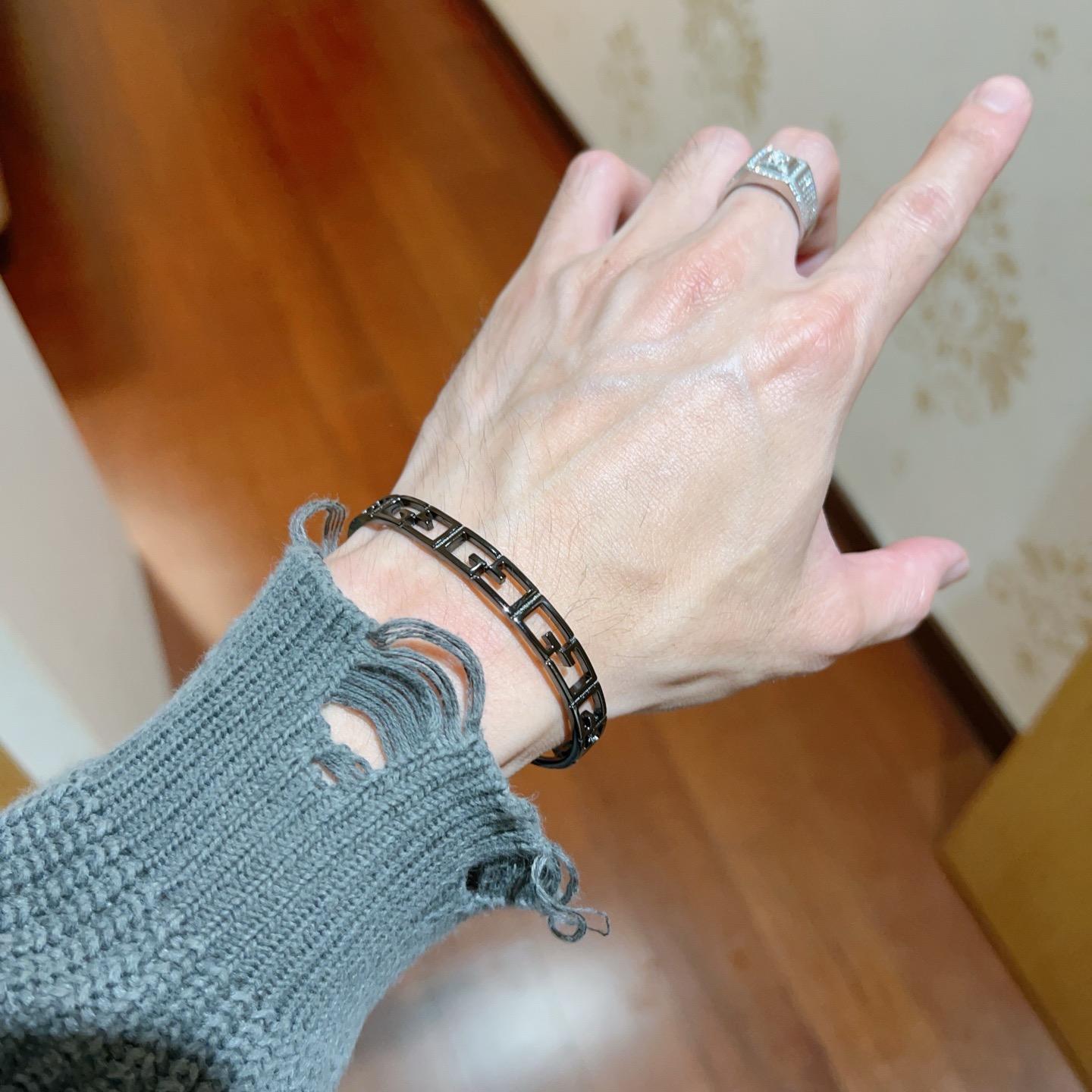 批90。𝐆𝐮𝐜𝐜𝐢古驰手镯手环纯手工打造最新款手镯档次更高明星同款Anger Forest系列双G经典款系列古驰手环
细节对版做旧处理 非市面亮面版型 
这款一直在出 古驰里面热卖款 非常好搭配潮流衣服👔🥿