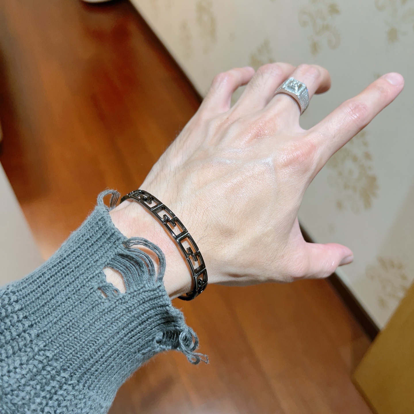 批90。𝐆𝐮𝐜𝐜𝐢古驰手镯手环纯手工打造最新款手镯档次更高明星同款Anger Forest系列双G经典款系列古驰手环
细节对版做旧处理 非市面亮面版型 
这款一直在出 古驰里面热卖款 非常好搭配潮流衣服👔🥿