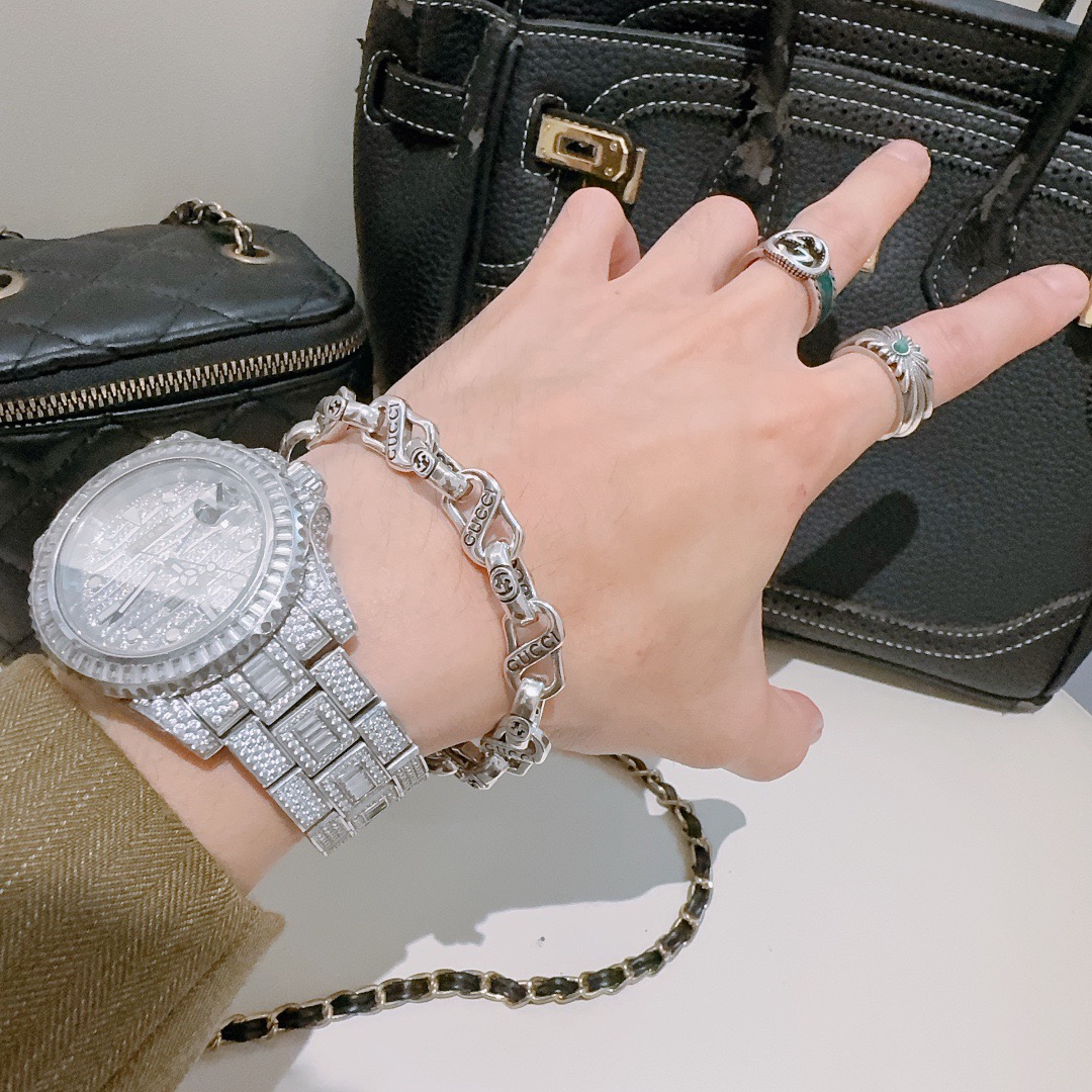 批115 。 古驰推荐款 最新出炉🌼 Gucci古驰手链最新款的经典款 精致无论款式 质感 都是绝对的顶尖feel 只要看一眼就懂了   原版logo 超 nice 搭配衣服最佳的选择，男女同款必备神器 码数16.17.18.19.20.21.22.厘米 简单又大气，低调显奢华