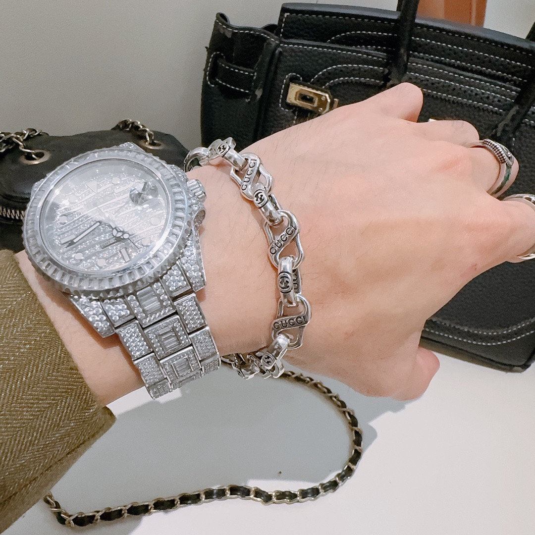 批115 。 古驰推荐款 最新出炉🌼 Gucci古驰手链最新款的经典款 精致无论款式 质感 都是绝对的顶尖feel 只要看一眼就懂了   原版logo 超 nice 搭配衣服最佳的选择，男女同款必备神器 码数16.17.18.19.20.21.22.厘米 简单又大气，低调显奢华