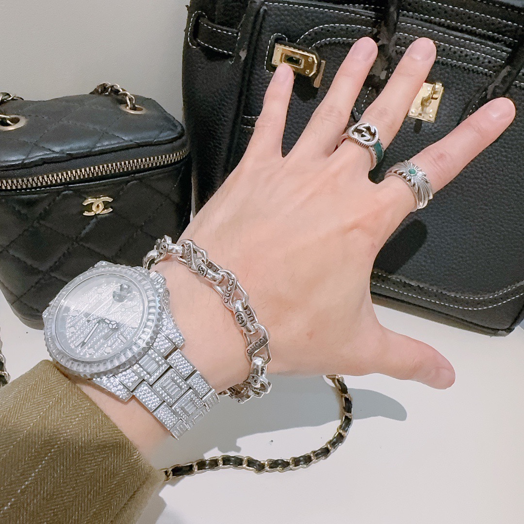 批115 。 古驰推荐款 最新出炉🌼 Gucci古驰手链最新款的经典款 精致无论款式 质感 都是绝对的顶尖feel 只要看一眼就懂了   原版logo 超 nice 搭配衣服最佳的选择，男女同款必备神器 码数16.17.18.19.20.21.22.厘米 简单又大气，低调显奢华