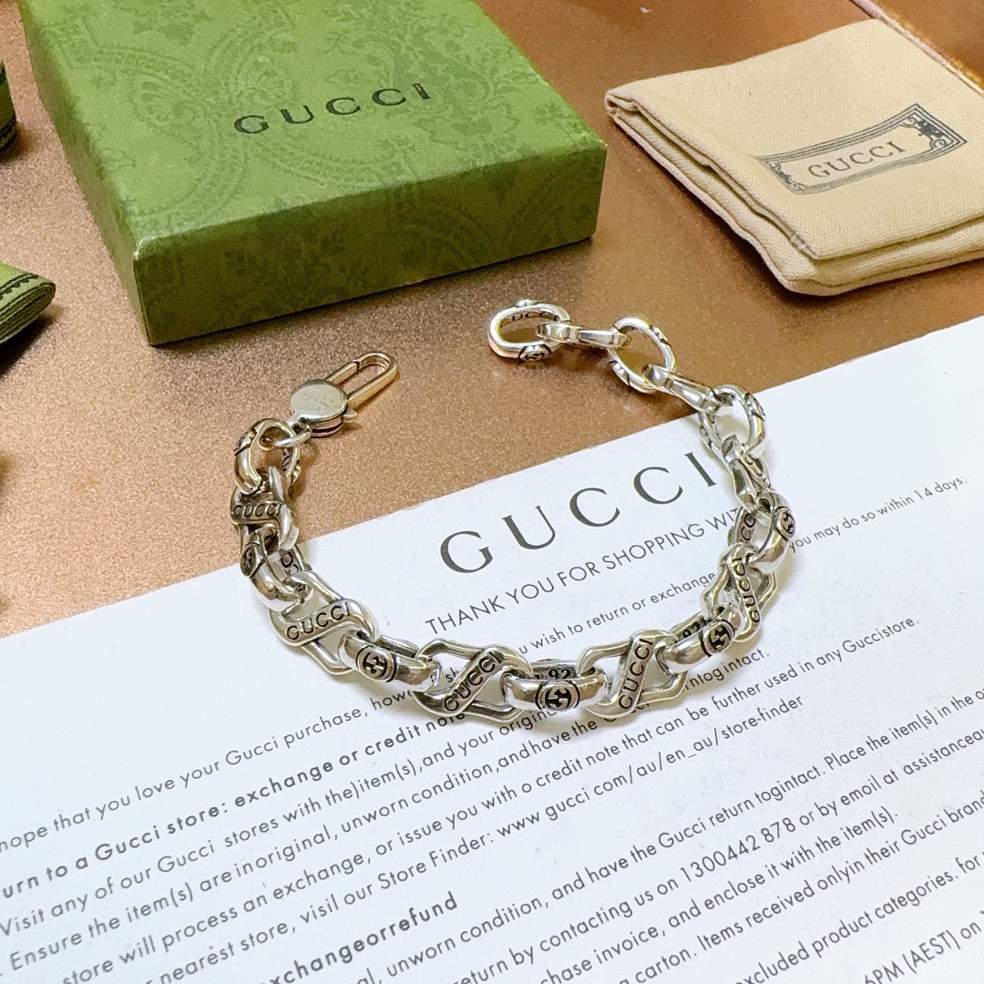 批115 。 古驰推荐款 最新出炉🌼 Gucci古驰手链最新款的经典款 精致无论款式 质感 都是绝对的顶尖feel 只要看一眼就懂了   原版logo 超 nice 搭配衣服最佳的选择，男女同款必备神器 码数16.17.18.19.20.21.22.厘米 简单又大气，低调显奢华