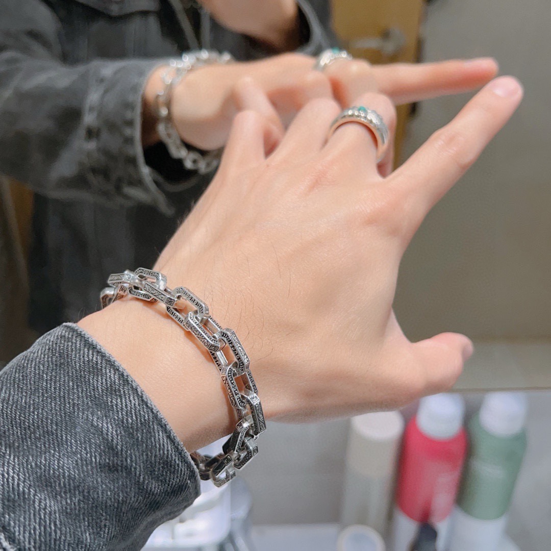 批115 。 最新出炉奢华古驰手链。高端品牌定制 手链中的天花板  豪华阵容设计理念🌼 Gucci古驰手链最新款的经典款 精致无论款式 质感 都是绝对的顶尖feel 只要看一眼就懂了   原版logo 超 nice 搭配衣服最佳的选择，男女同款 必备神器 码数18。20。22。24厘米