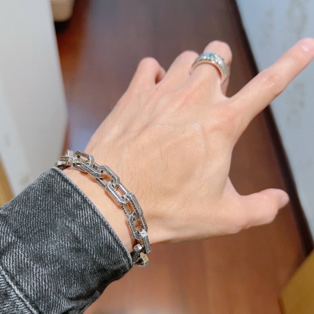 批115 。 最新出炉奢华古驰手链。高端品牌定制 手链中的天花板  豪华阵容设计理念🌼 Gucci古驰手链最新款的经典款 精致无论款式 质感 都是绝对的顶尖feel 只要看一眼就懂了   原版logo 超 nice 搭配衣服最佳的选择，男女同款 必备神器 码数18。20。22。24厘米