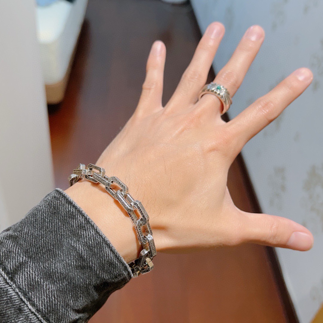 批115 。 最新出炉奢华古驰手链。高端品牌定制 手链中的天花板  豪华阵容设计理念🌼 Gucci古驰手链最新款的经典款 精致无论款式 质感 都是绝对的顶尖feel 只要看一眼就懂了   原版logo 超 nice 搭配衣服最佳的选择，男女同款 必备神器 码数18。20。22。24厘米