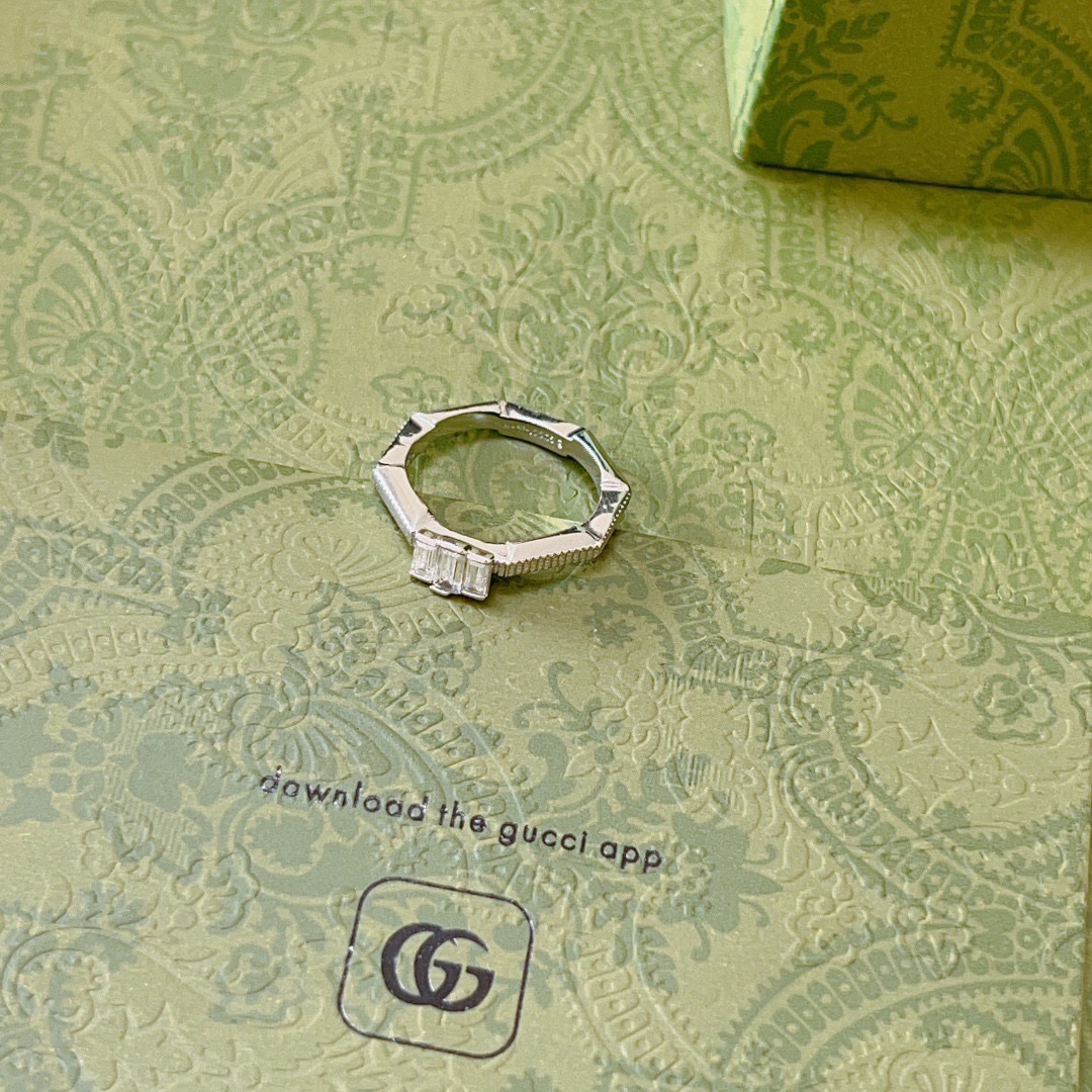 NO:664323,Batch. The latest style of Gucci ring has a higher grade. The same style as the star's Anger Forest series. Double G is purely handmade. Gucci ring. The details are hand-made. The glossy version is always on sale. It is the best-selling model in Gucci. It goes very well with trendy clothes. The size is 6, 7, 8, 9, 10, 11, fine jewelry, gucci, ring.19860909批.古驰戒指最新款款式档次更高明星同款Anger Forest系列双G纯手工制作工艺 古驰戒指 细节对版纯手工处理 亮面版型 这款一直在出 古驰里面热卖款 非常好搭配潮流衣服码数美6 7 8 9 10 11,饰品精品,gucci,ring,Jewelry