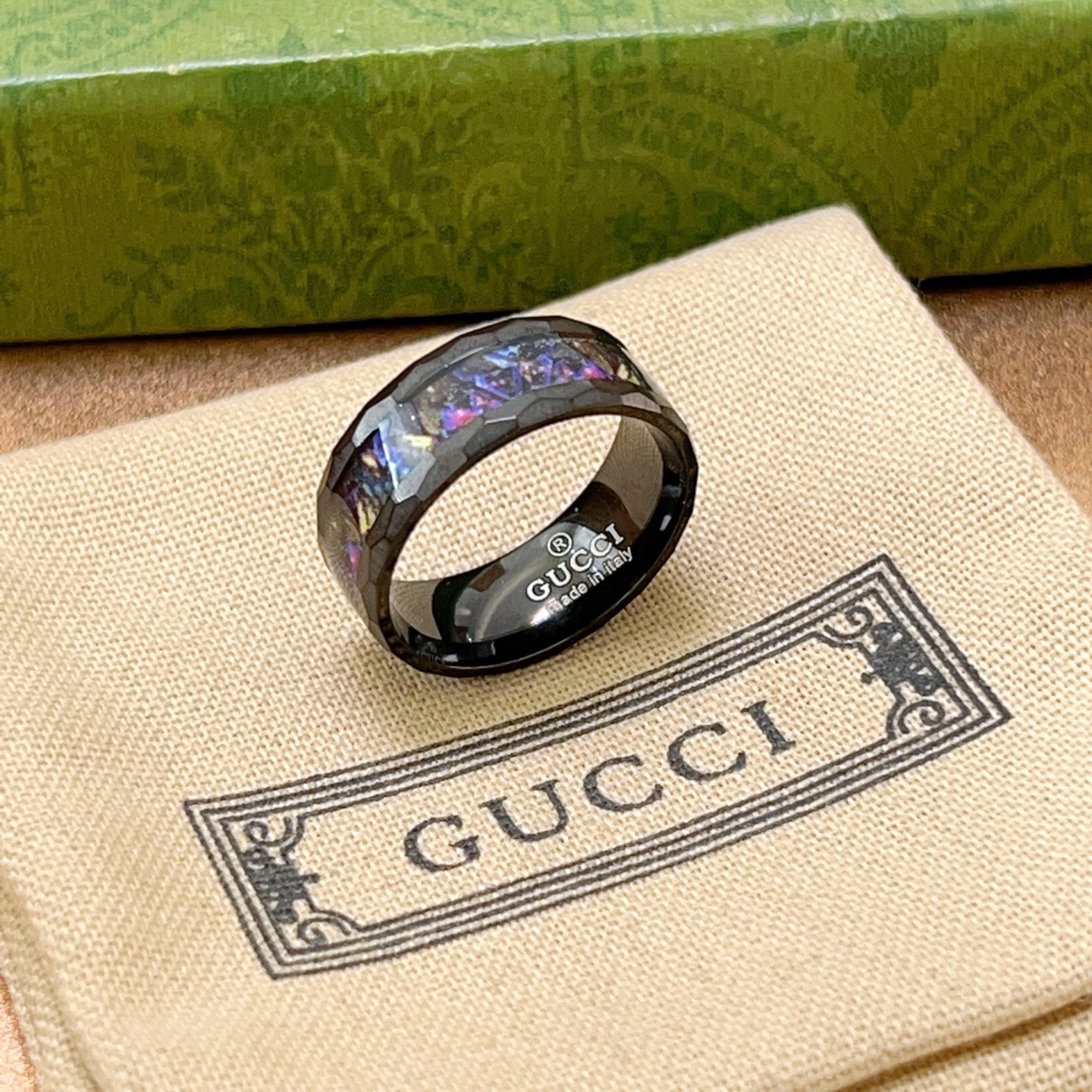 NO:664349,Batch. The latest style of Gucci ring is of higher quality. The same style as the star's Anger Forest series v gold texture double G. Pure handmade craftsmanship. Gucci ring. Detail matching is purely handmade. Non-market glossy version. This one has been out. The best-selling model in Gucci. Very good to match with trendy clothes. The size is 6 7 8 9 10 11. Couple rings of the same style for men and women, jewelry boutique, gucci, ring19860909批.古驰戒指最新款款式档次更高明星同款Anger Forest系列v金质感双G纯手工制作工艺 古驰戒指 细节对版纯手工处理 非市面亮面版型 这款一直在出 古驰里面热卖款 非常好搭配潮流衣服码数美6 7 8 9 10 11 男女同款情侣戒指,饰品精品,gucci,ring,Jewelry