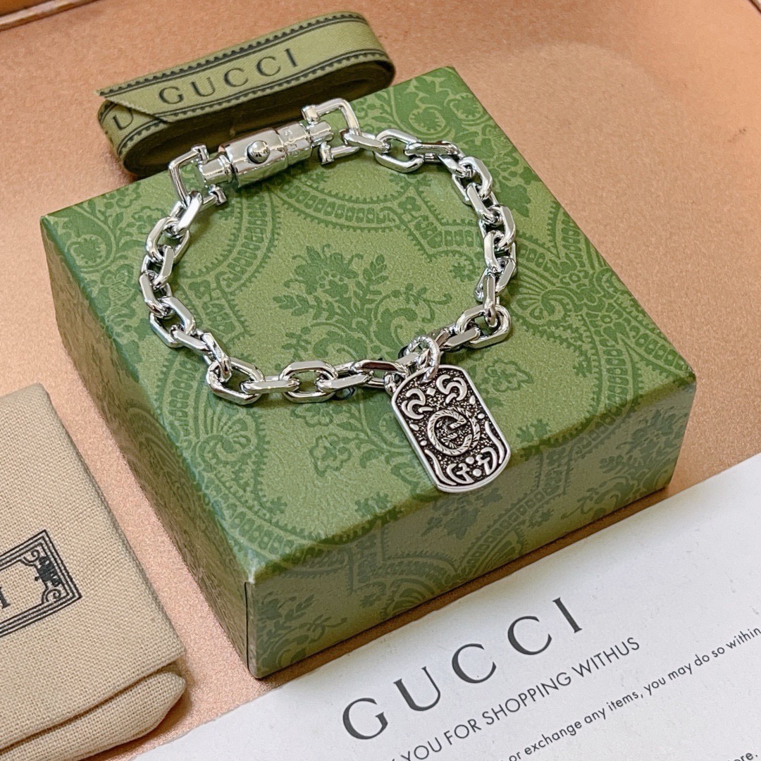 NO:664352,Batch. 2026 Latest Luxury Gucci Bracelet. High-end brand customization. The ceiling in the bracelet. Luxurious lineup design concept. Gucci Gucci Bracelet, the latest classic model. Exquisite regardless of style and texture, it is absolutely top-notch. You can understand the original logo at a glance. Super nice. The best choice to match clothes. Same style for men and women. Must-have artifact. Size 18.20.22.cm, fine jewelry, gucci, gucci, bracelet.19860909批 . 2026最新出炉奢华古驰手链.高端品牌定制 手链中的天花板 豪华阵容设计理念 Gucci古驰手链最新款的经典款 精致无论款式 质感 都是绝对的顶尖feel 只要看一眼就懂了原版logo 超 nice 搭配衣服最佳的选择,男女同款 必备神器 码数18.20.22.厘米,饰品精品,gucci,gucci,bracelet,Jewelry