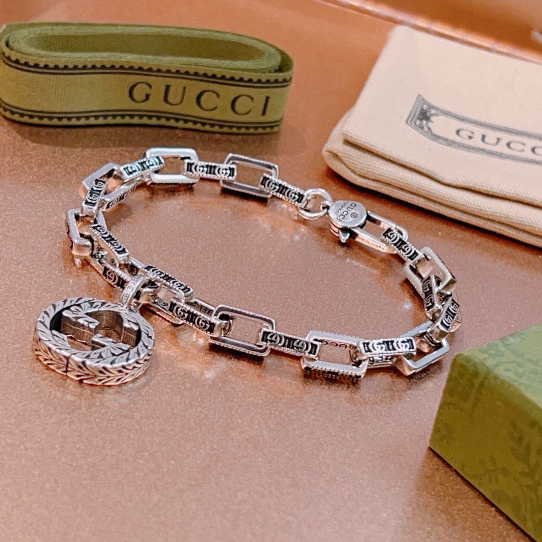 NO:664334,Batch. The latest luxury Gucci bracelet. High-end brand customization. The ceiling in the bracelet. Luxurious lineup design concept. Gucci Gucci bracelet, the latest classic model. Exquisite regardless of style and texture, it is absolutely top-notch. You can understand the original logo at a glance. Super nice. The best choice to match clothes. The same style for men and women. Must-have artifact. Size 18.20.22.24 cm. Boutique jewelry, gucci, gucci, bracelet.19860909批 . 最新出炉奢华古驰手链.高端品牌定制 手链中的天花板 豪华阵容设计理念 Gucci古驰手链最新款的经典款 精致无论款式 质感 都是绝对的顶尖feel 只要看一眼就懂了原版logo 超 nice 搭配衣服最佳的选择,男女同款 必备神器 码数18.20.22.24厘米,饰品精品,gucci,gucci,bracelet,Jewelry